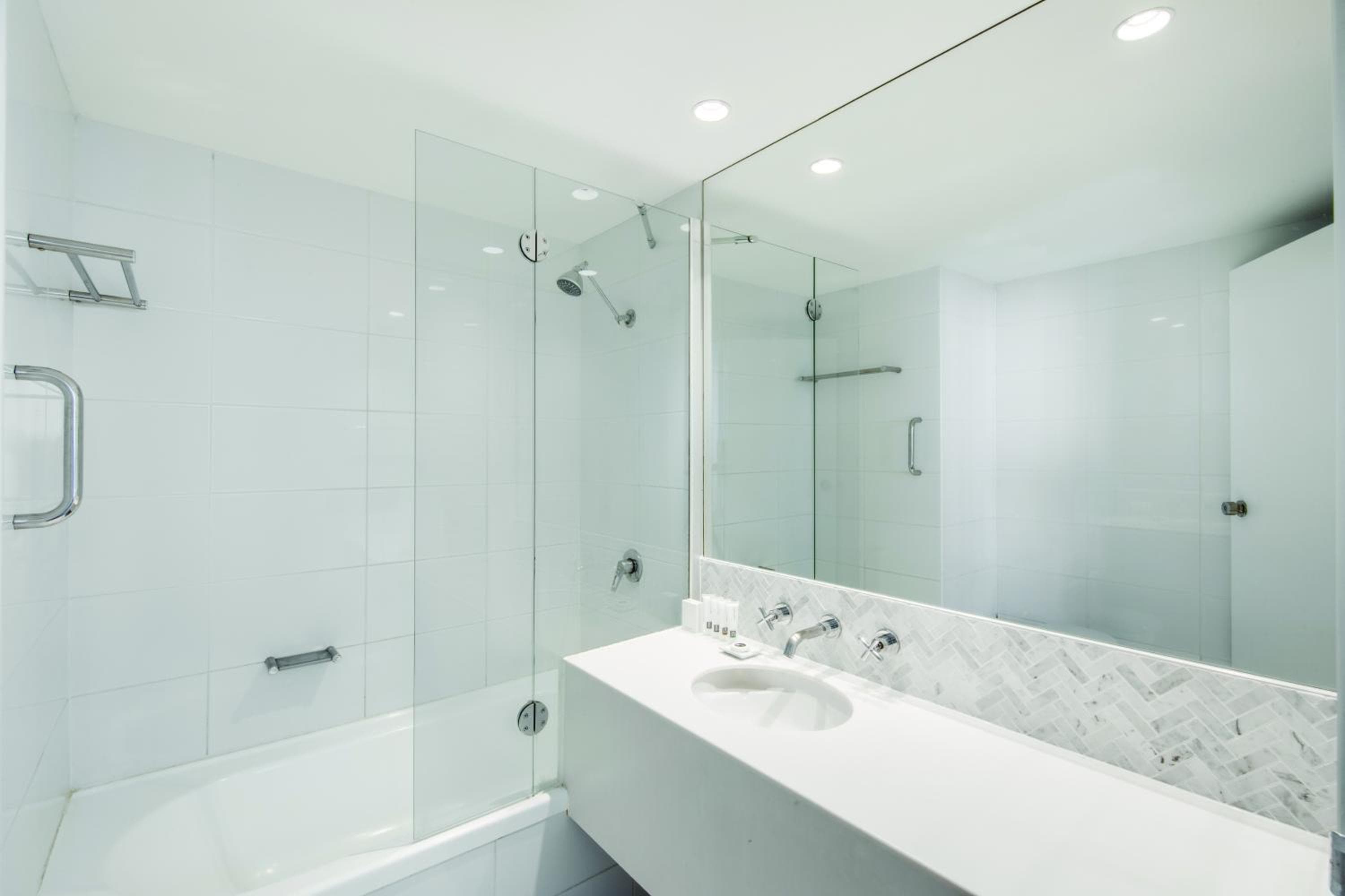 Vibe Hotel Sydney: bathroom