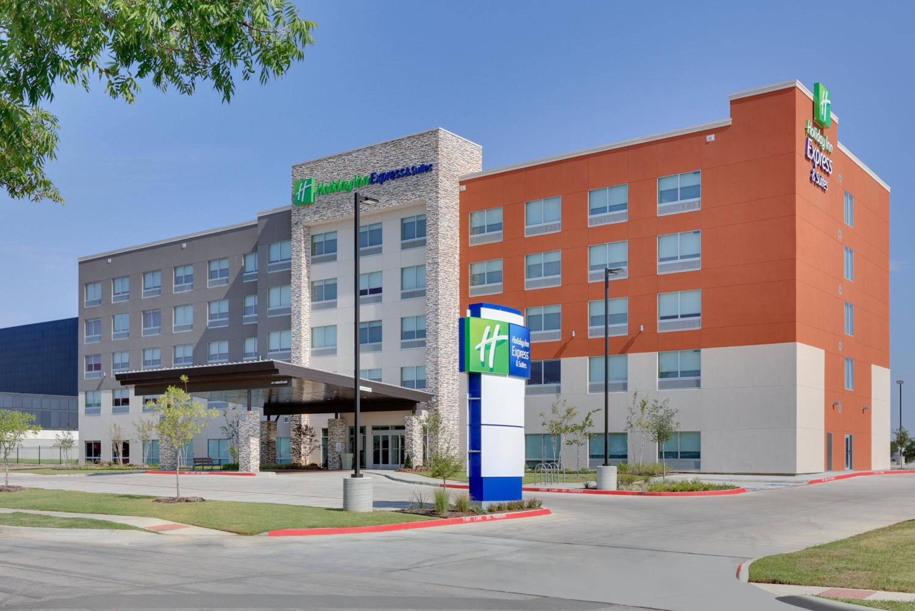 Holiday Inn Express & Suites - Dallas NW HWY - Love Field by IHG: building