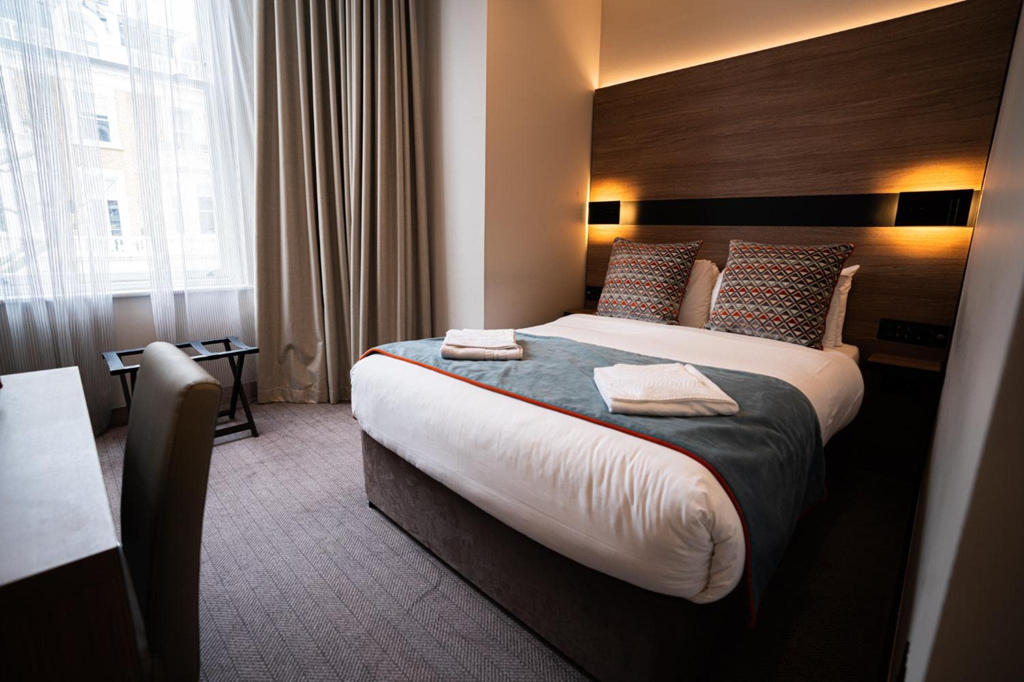 Merit Kensington Hotel: hotel room
