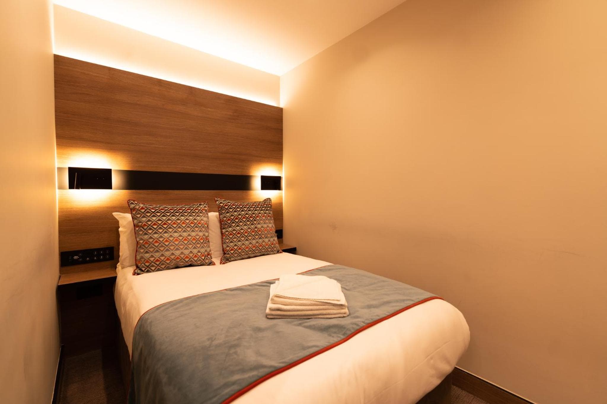 Merit Kensington Hotel: hotel room