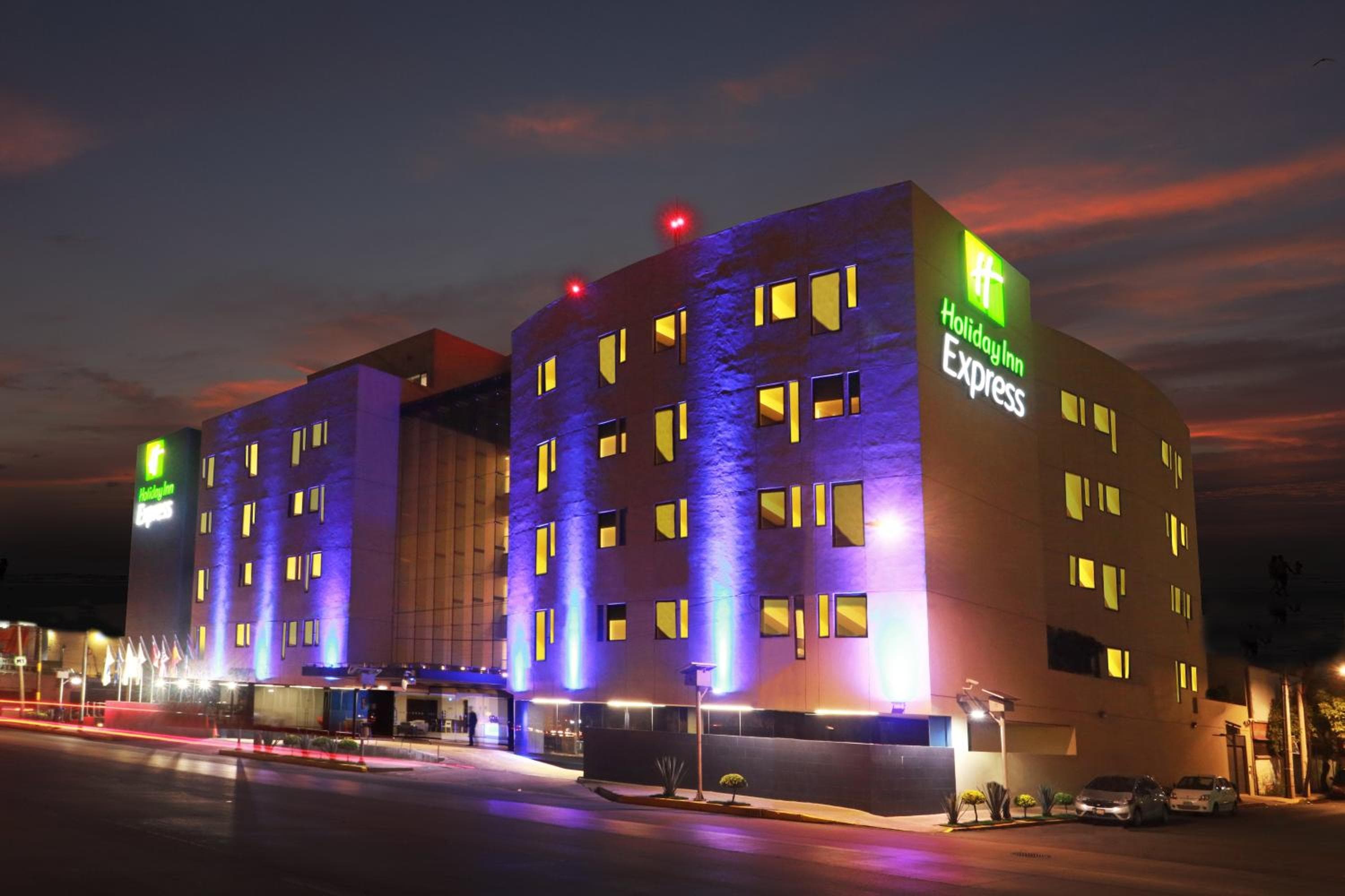 Holiday Inn Express Mexico Aeropuerto by IHG: building