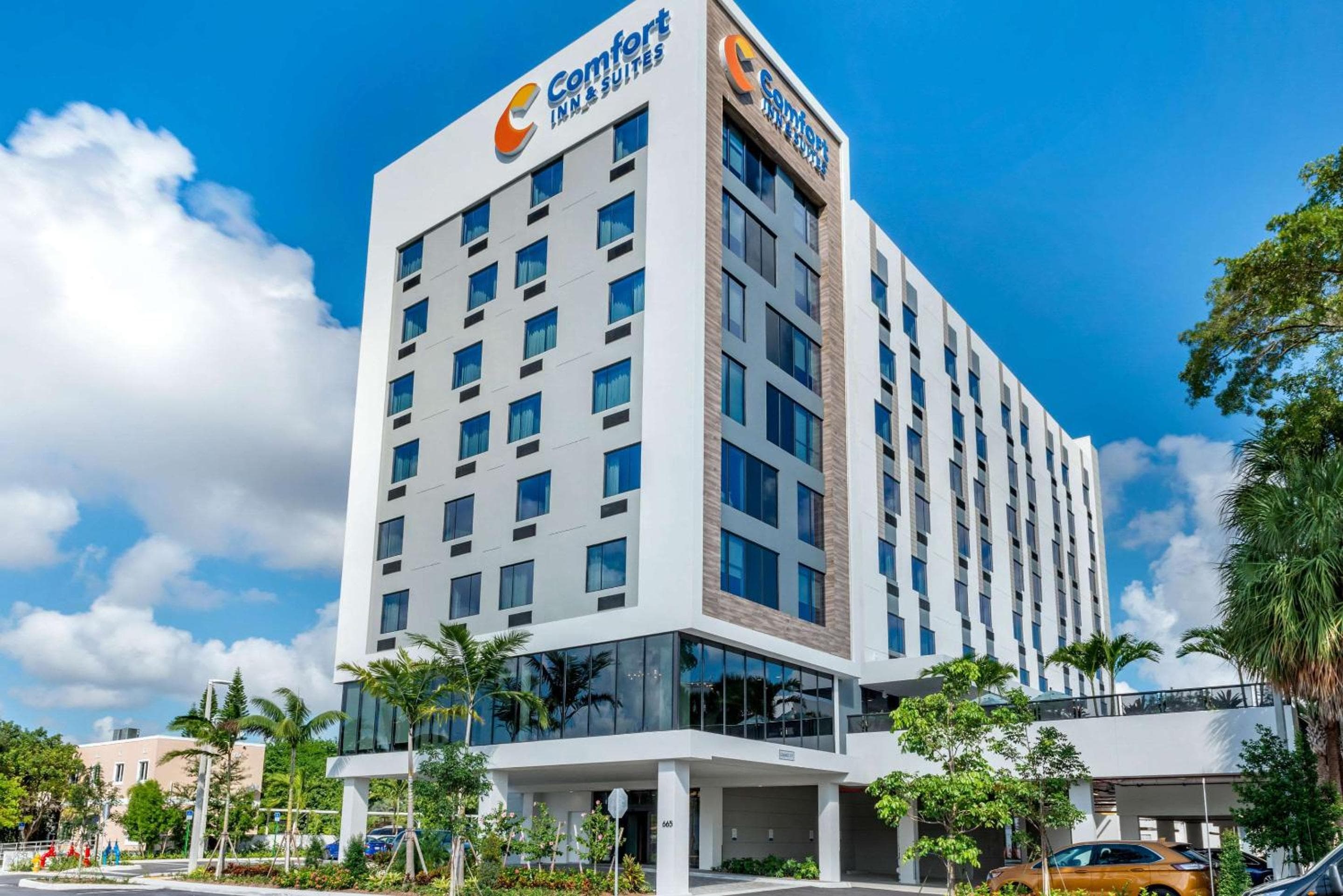Comfort Inn & Suites Miami International Airport: building