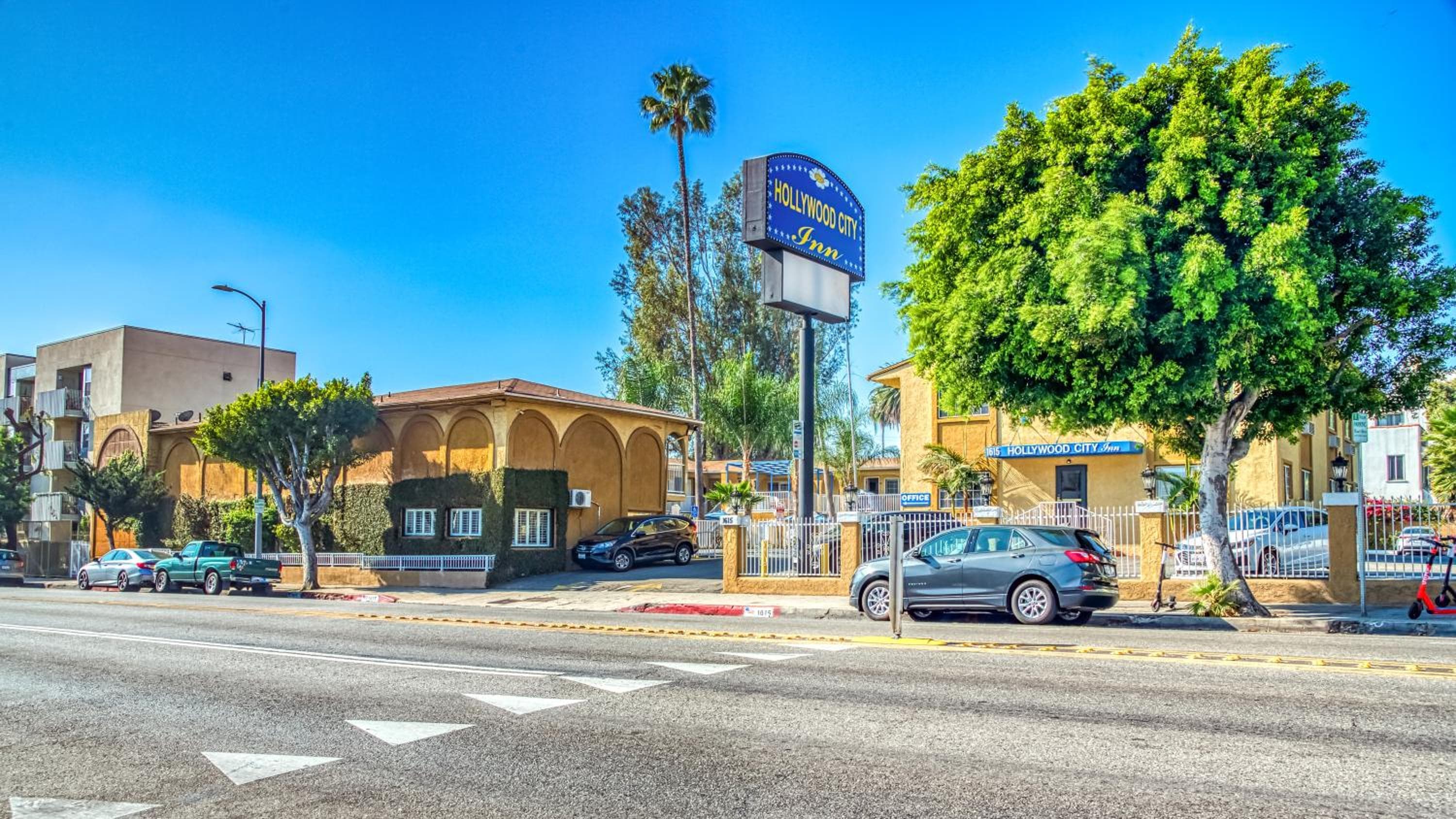Hollywood City Inn: building