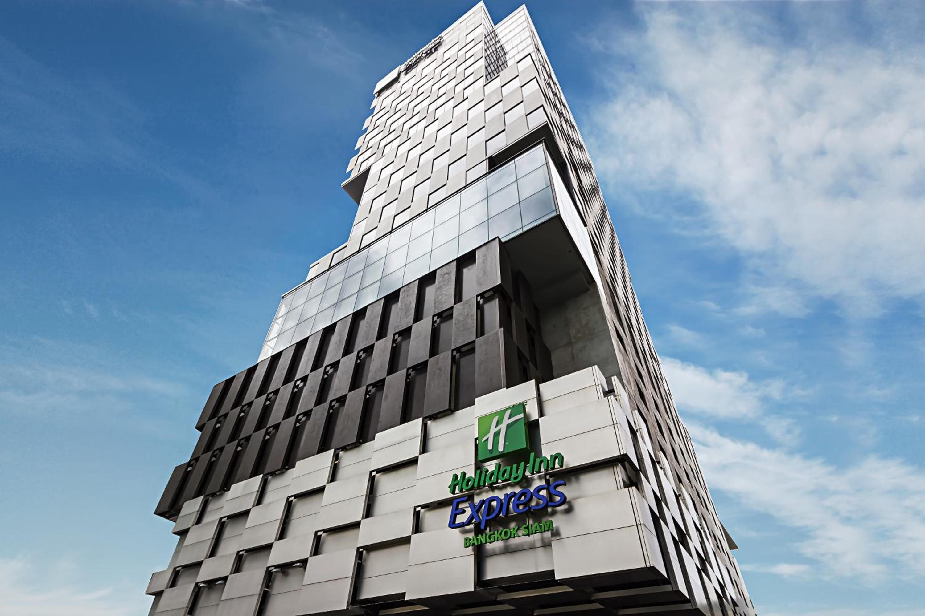 Holiday Inn Express Bangkok Siam by IHG: building