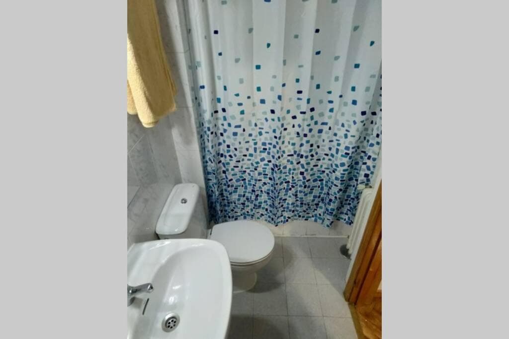 Airport Ifema Barajas Home: bathroom