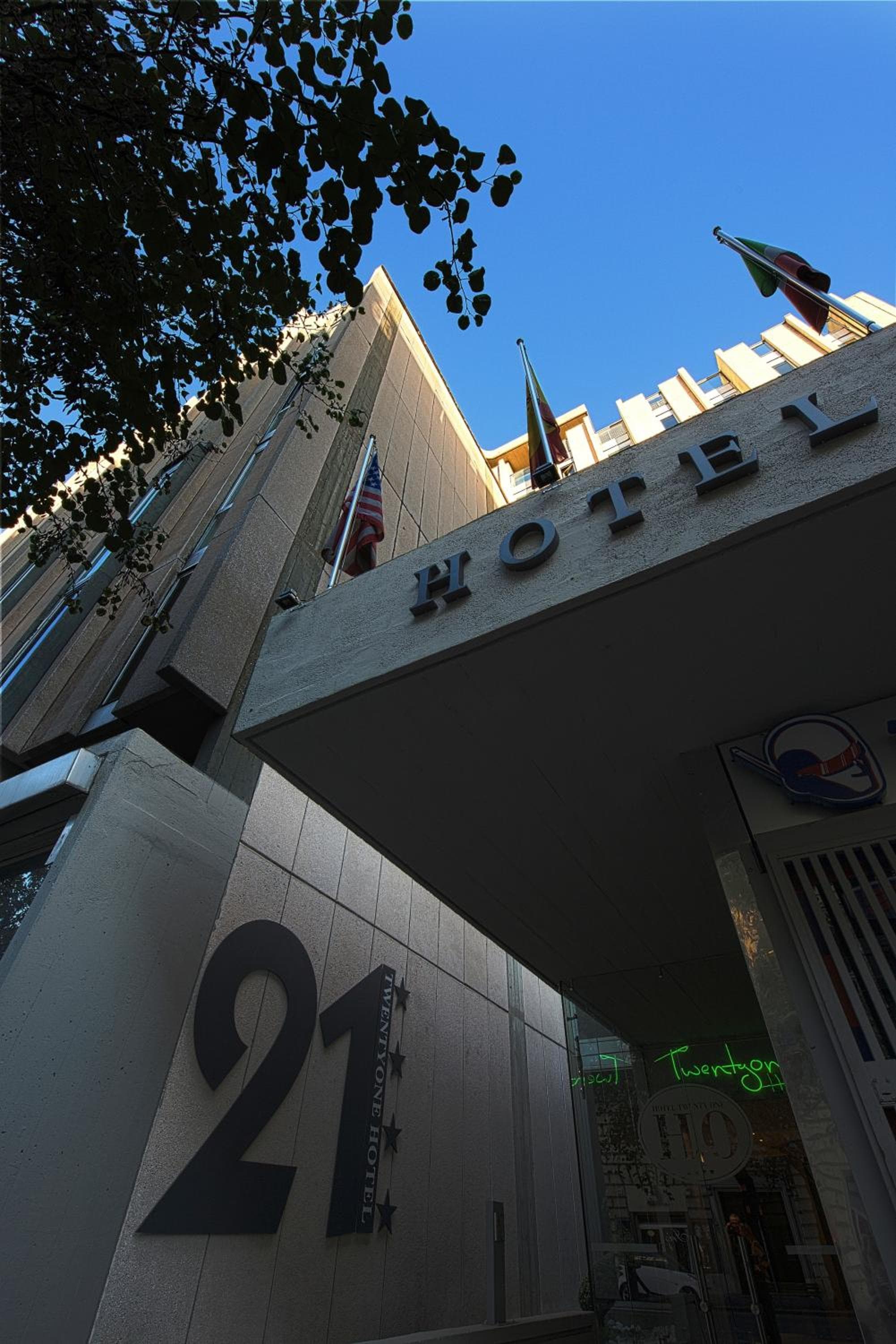 Twentyone Hotel: building
