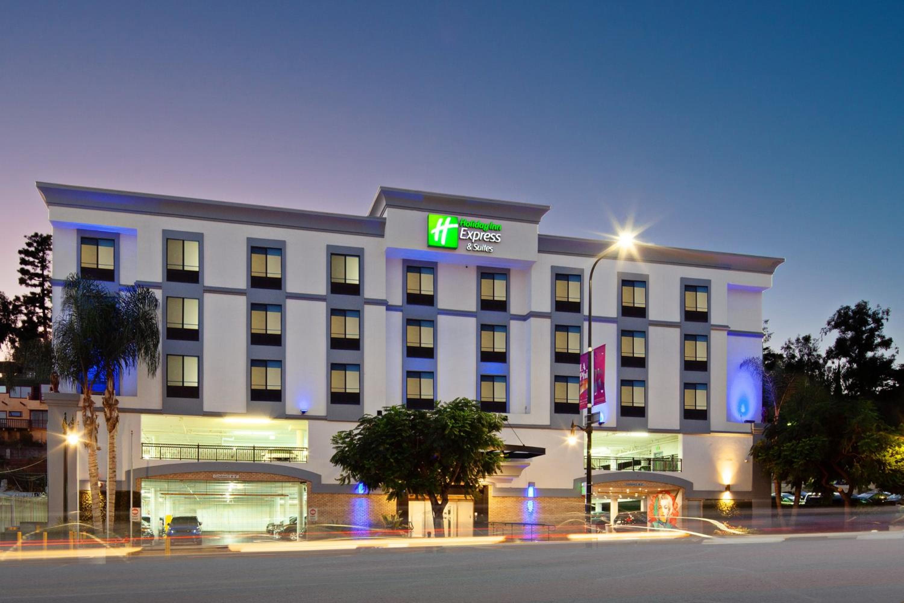 Holiday Inn Express Hollywood Walk of Fame by IHG: building