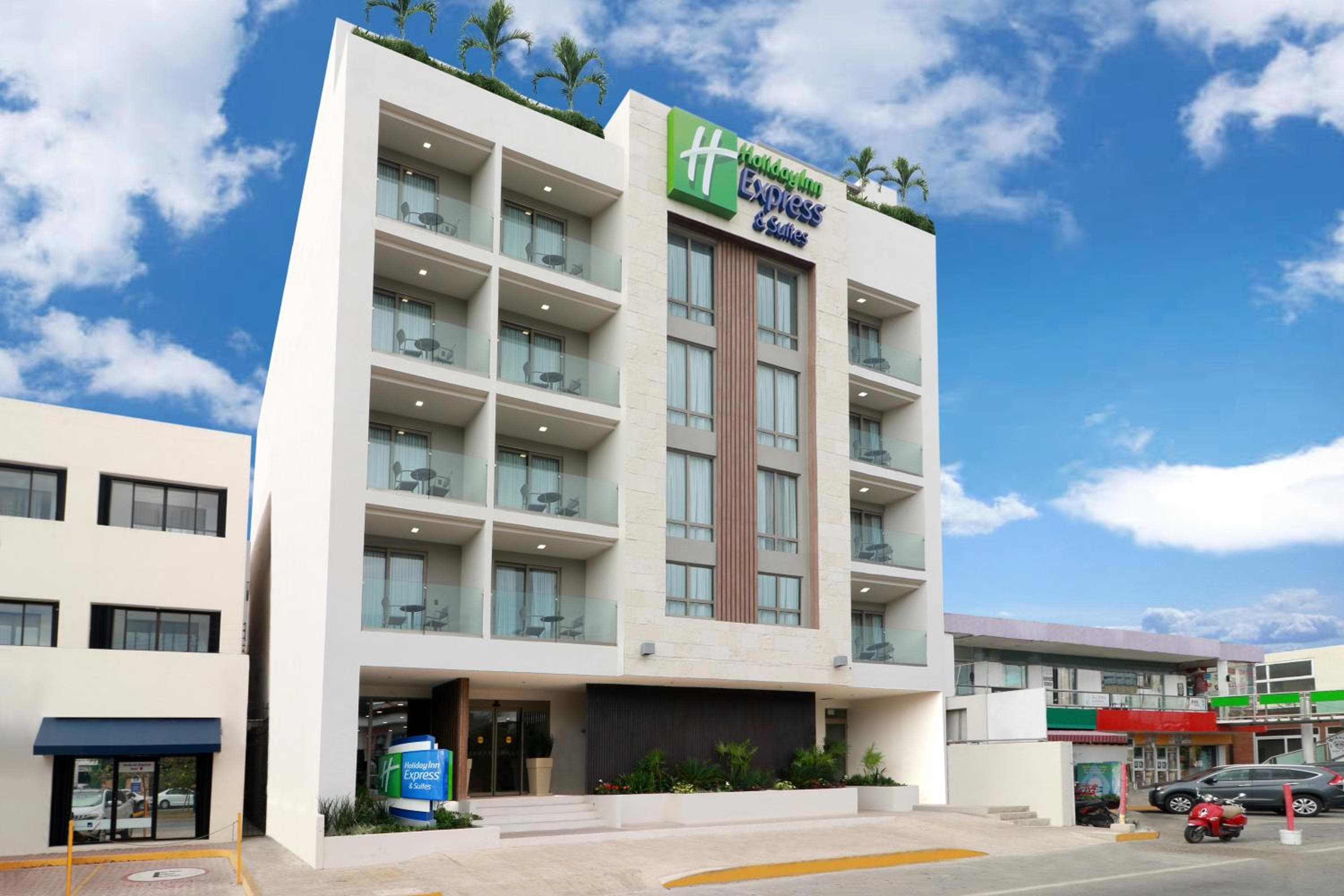 Holiday Inn Express & Suites - Playa del Carmen by IHG: building