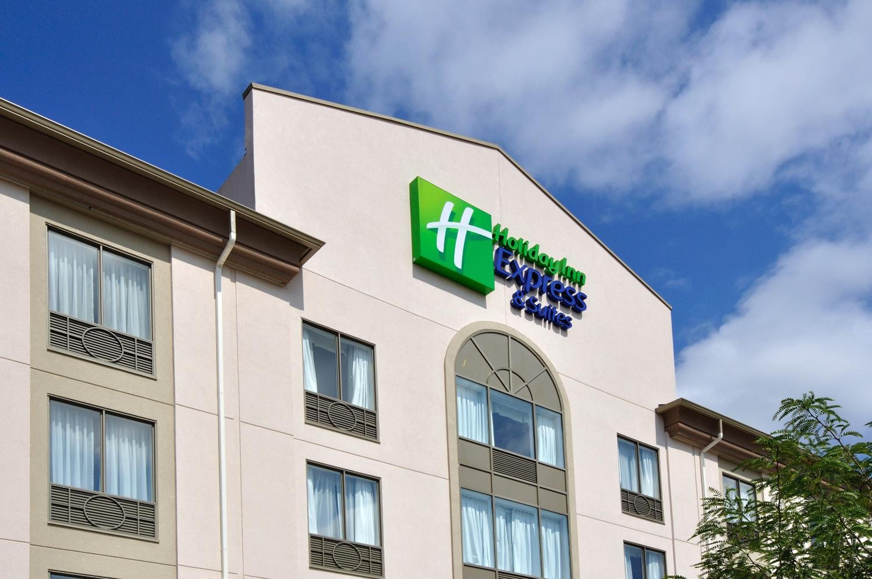 Holiday Inn Express Hotel & Suites Ottawa Airport by IHG: building