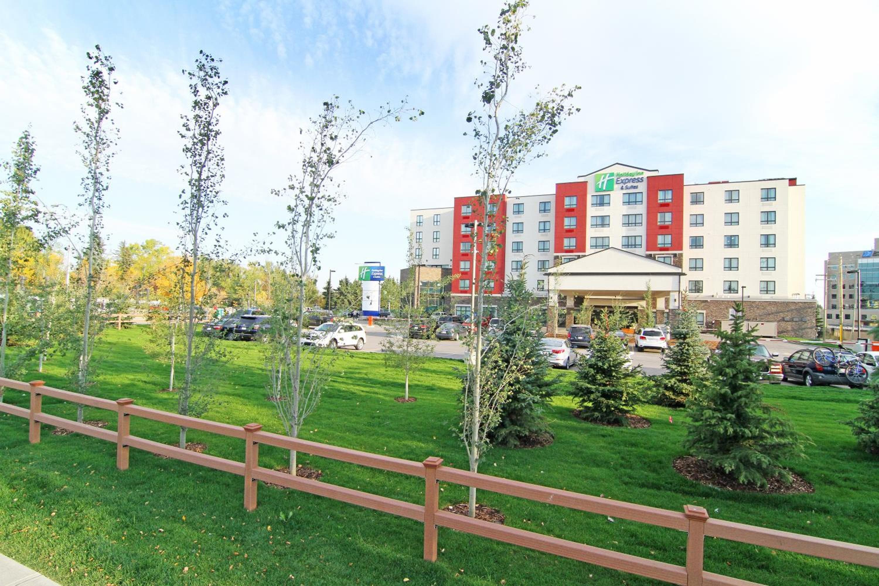 Holiday Inn Express and Suites Calgary University by IHG: building