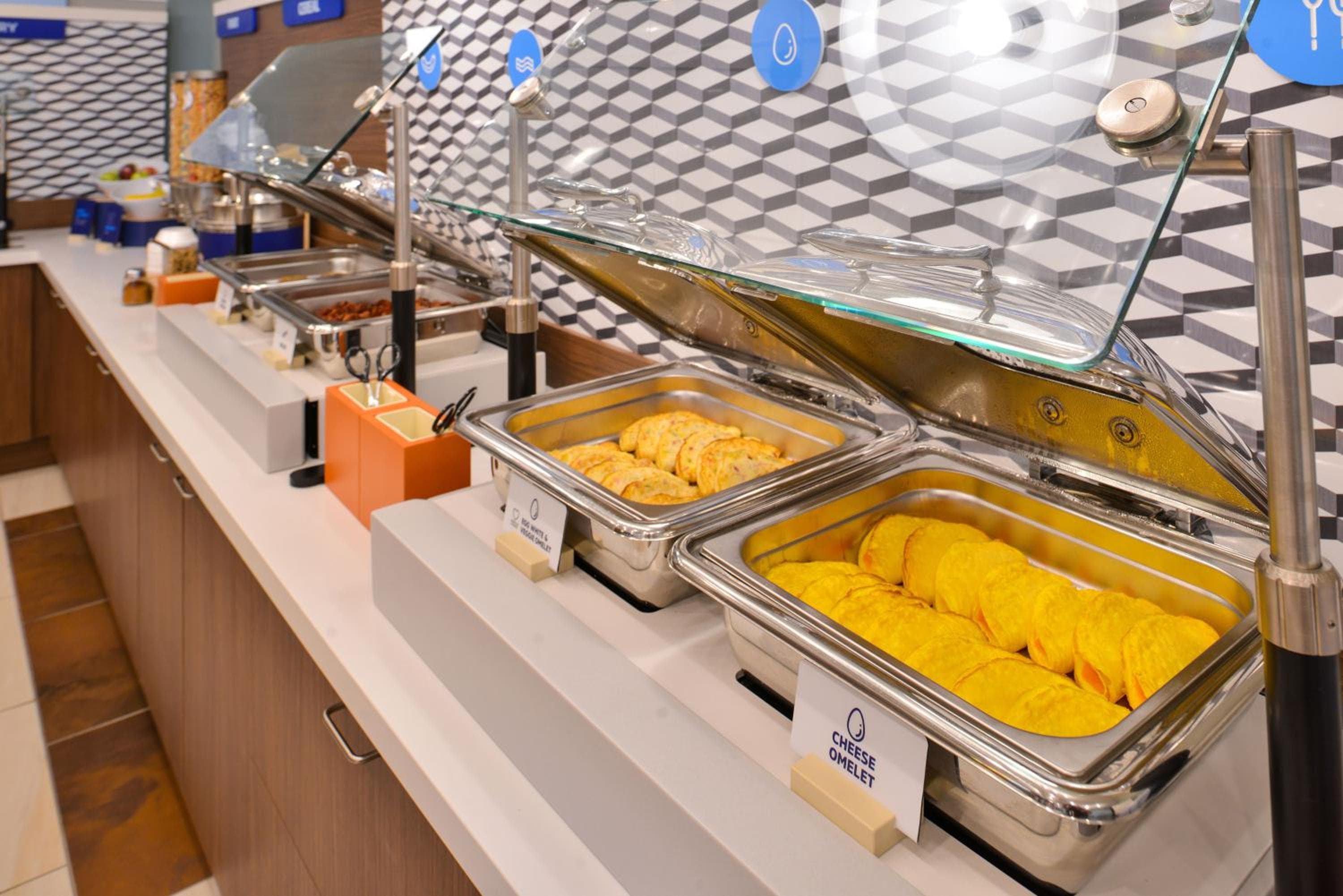 Holiday Inn Express & Suites Atlanta Perimeter Mall Hotel by IHG