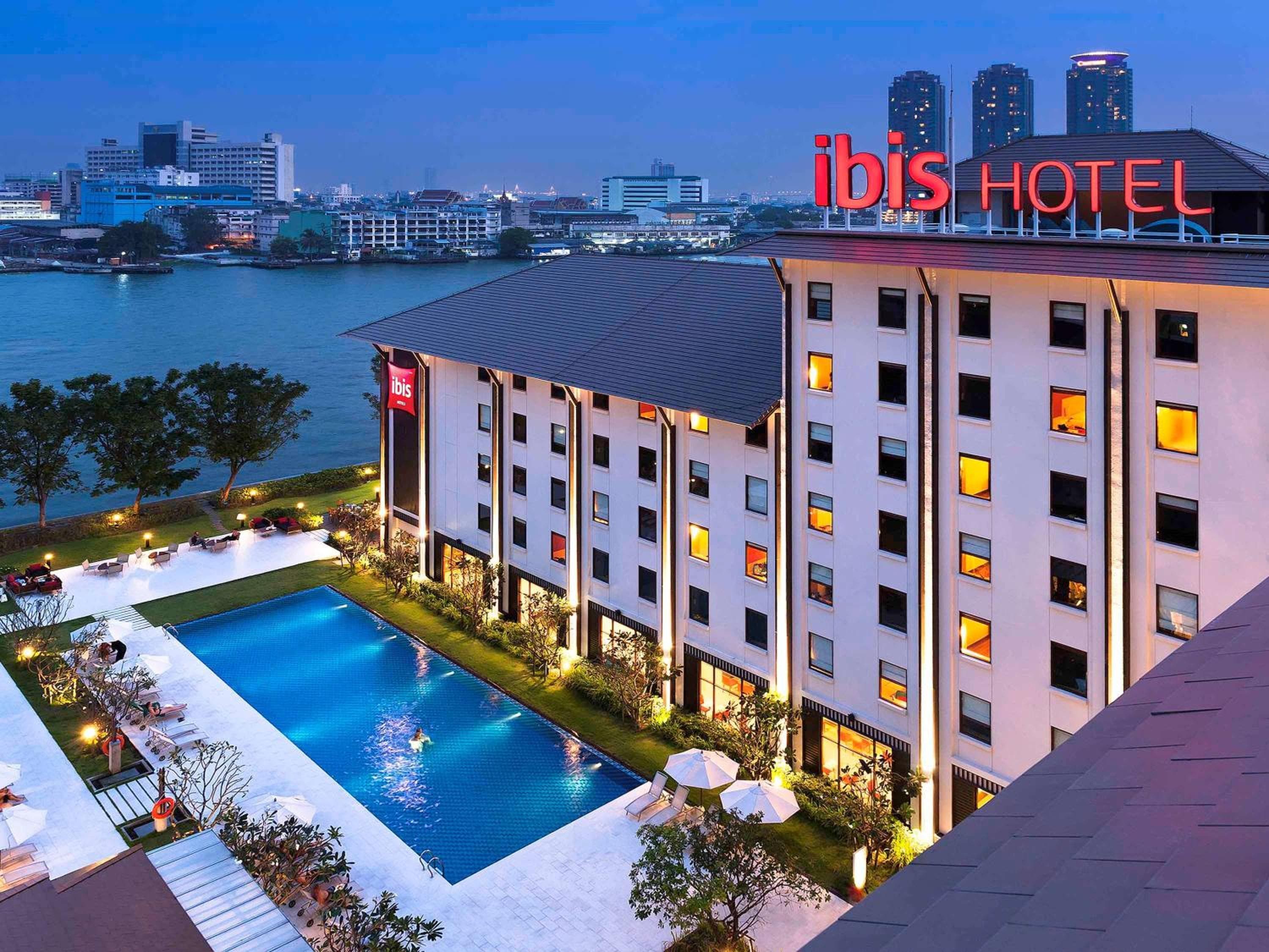 Ibis Bangkok Riverside: building