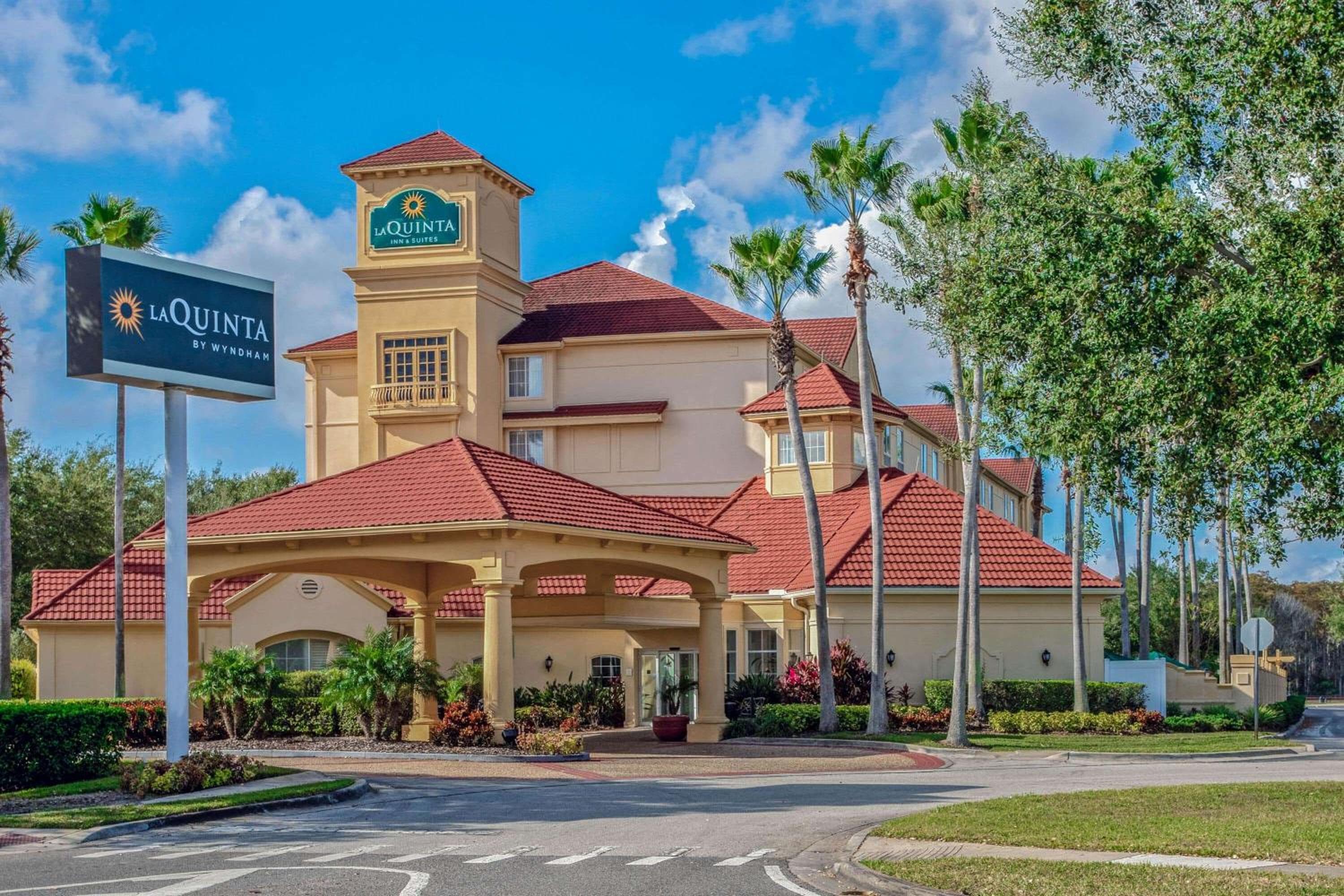 La Quinta by Wyndham Orlando Airport - On Property Food Trucks & Free Airport Shuttle!: building