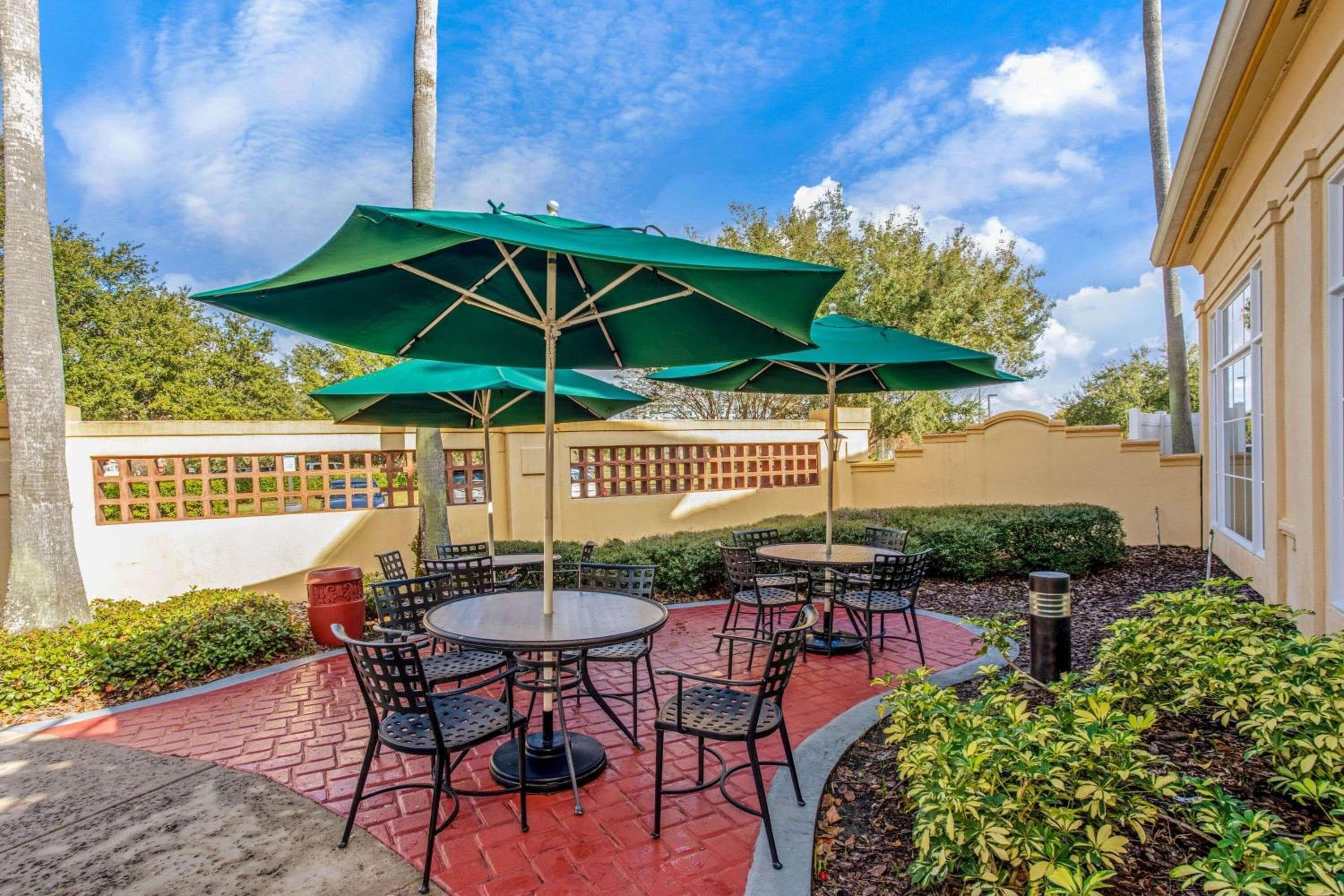 La Quinta by Wyndham Orlando Airport - On Property Food Trucks & Free Airport Shuttle!: balance & terrace