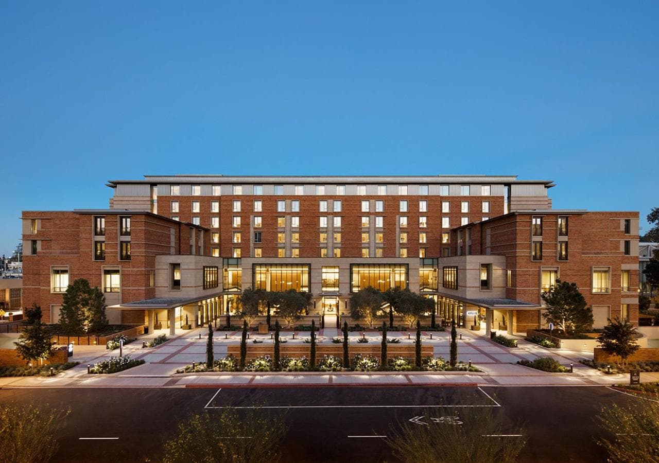 Luskin Hotel: building
