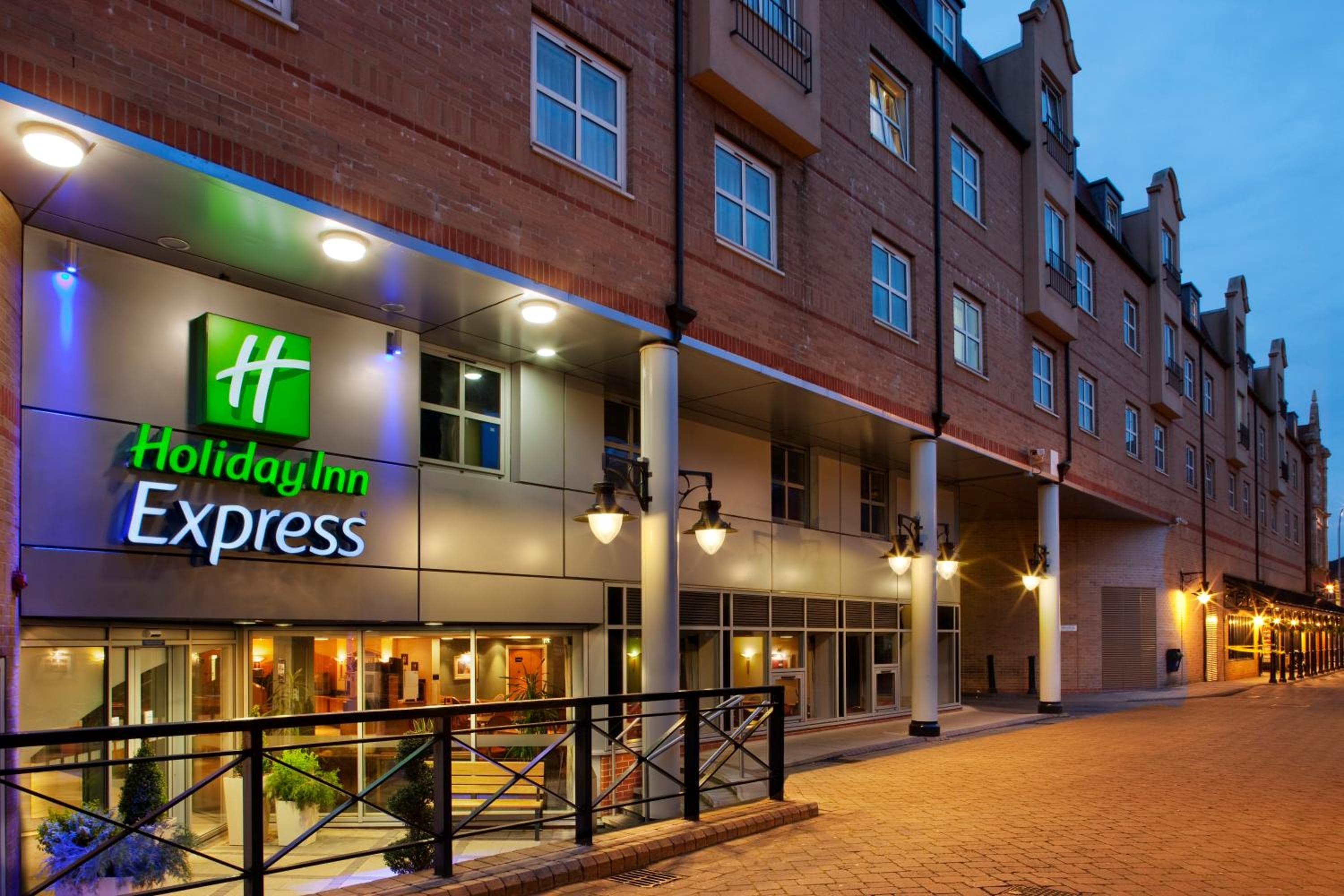 Holiday Inn Express London-Hammersmith by IHG: building
