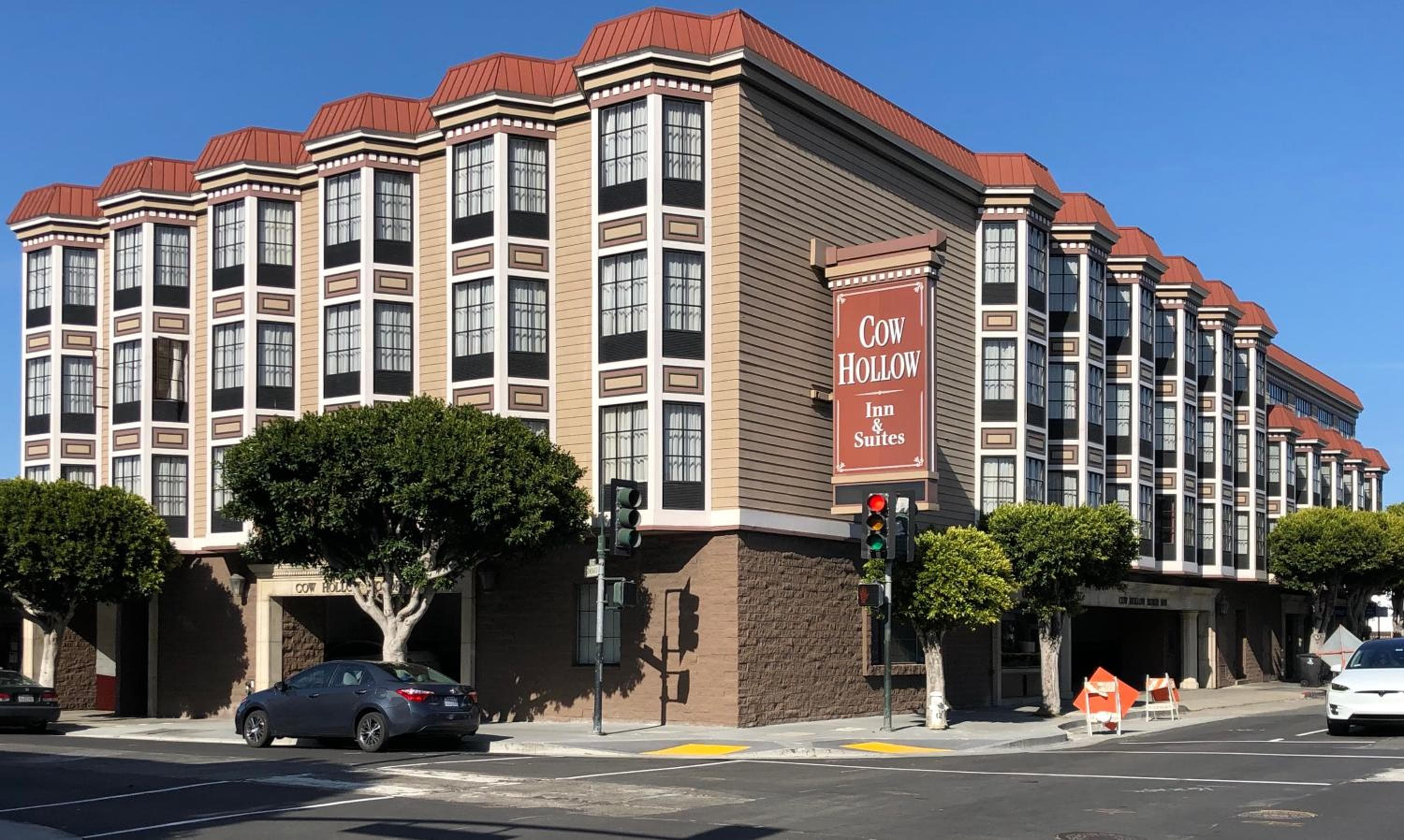 Cow Hollow Inn and Suites: building