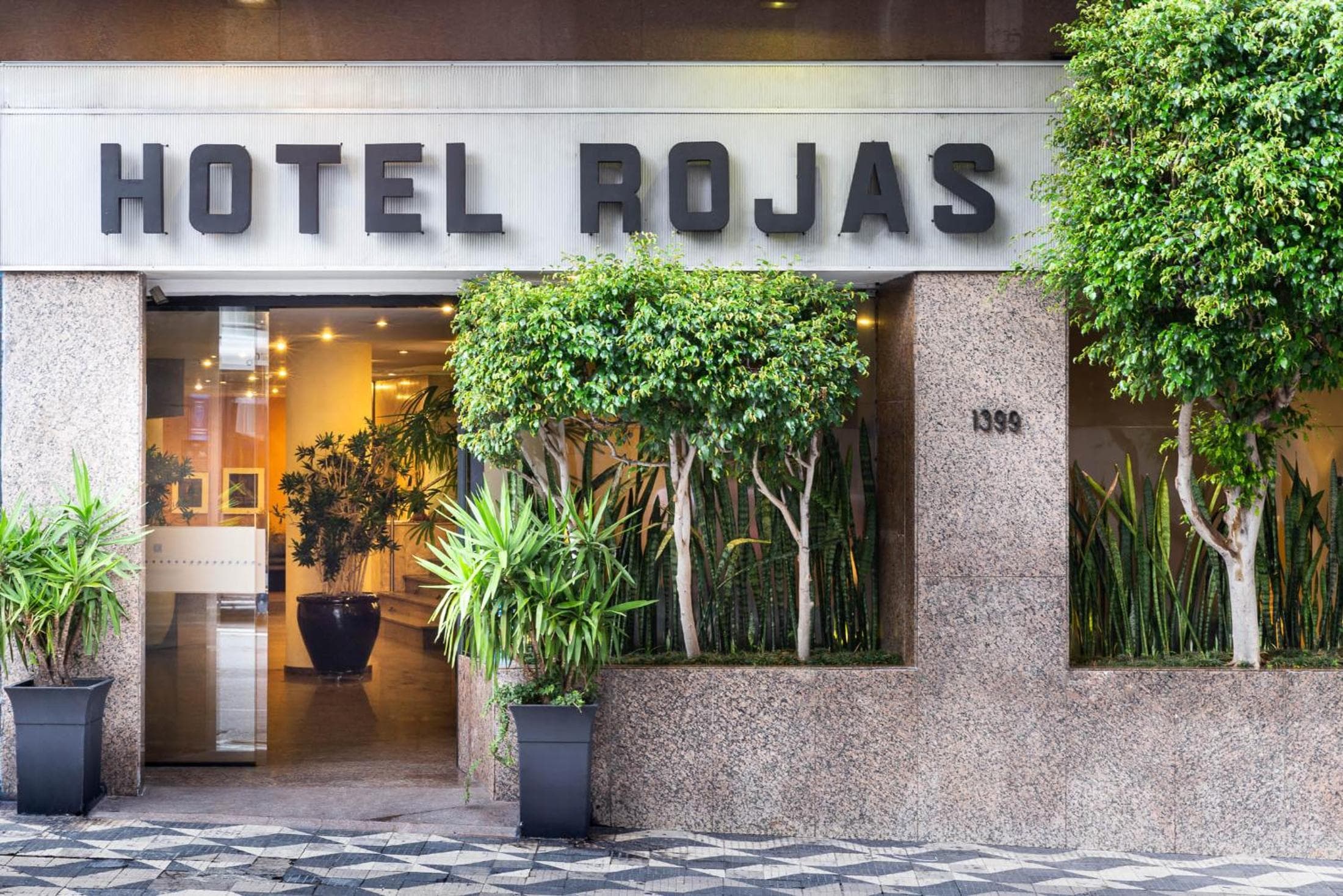 Hotel Rojas All Suite: building