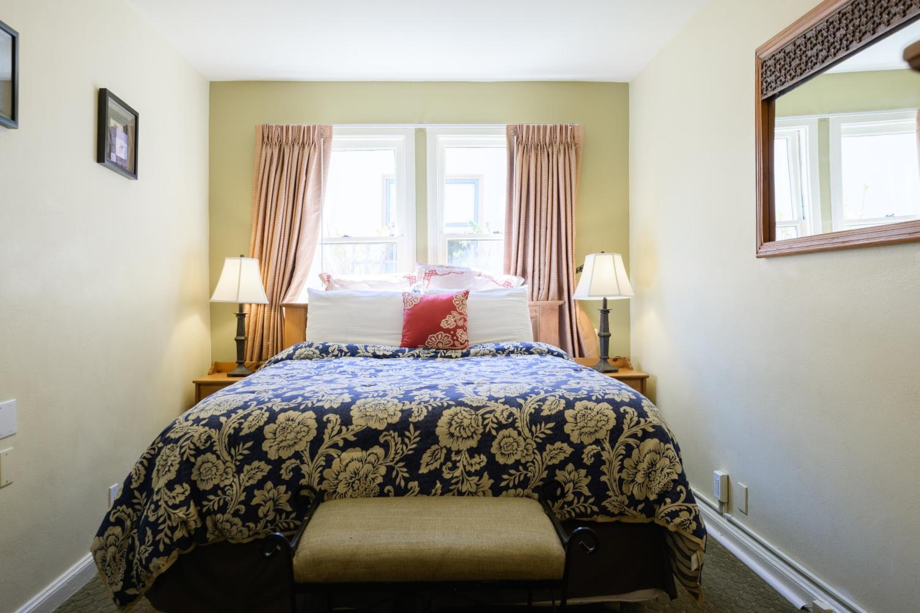 Marina Motel: hotel room