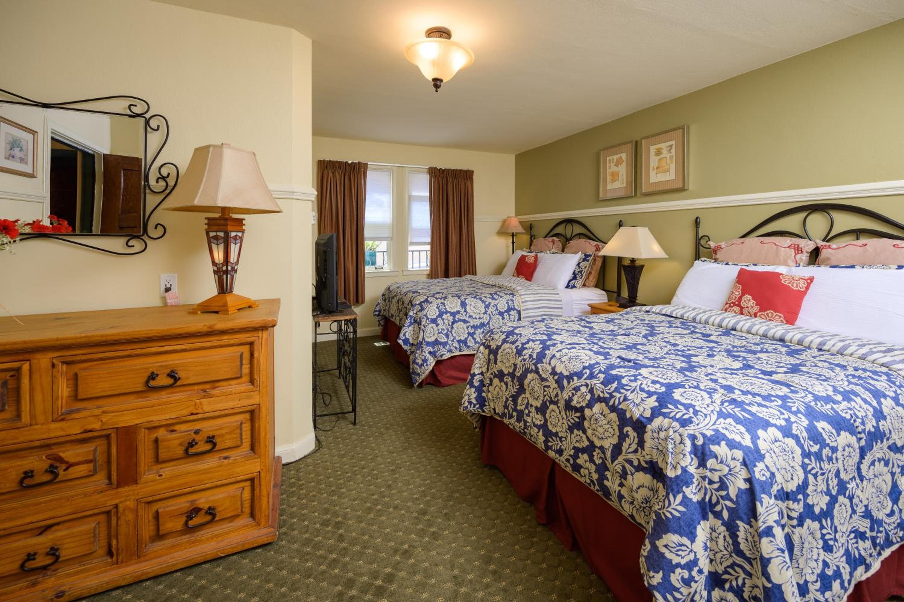 Marina Motel: hotel room