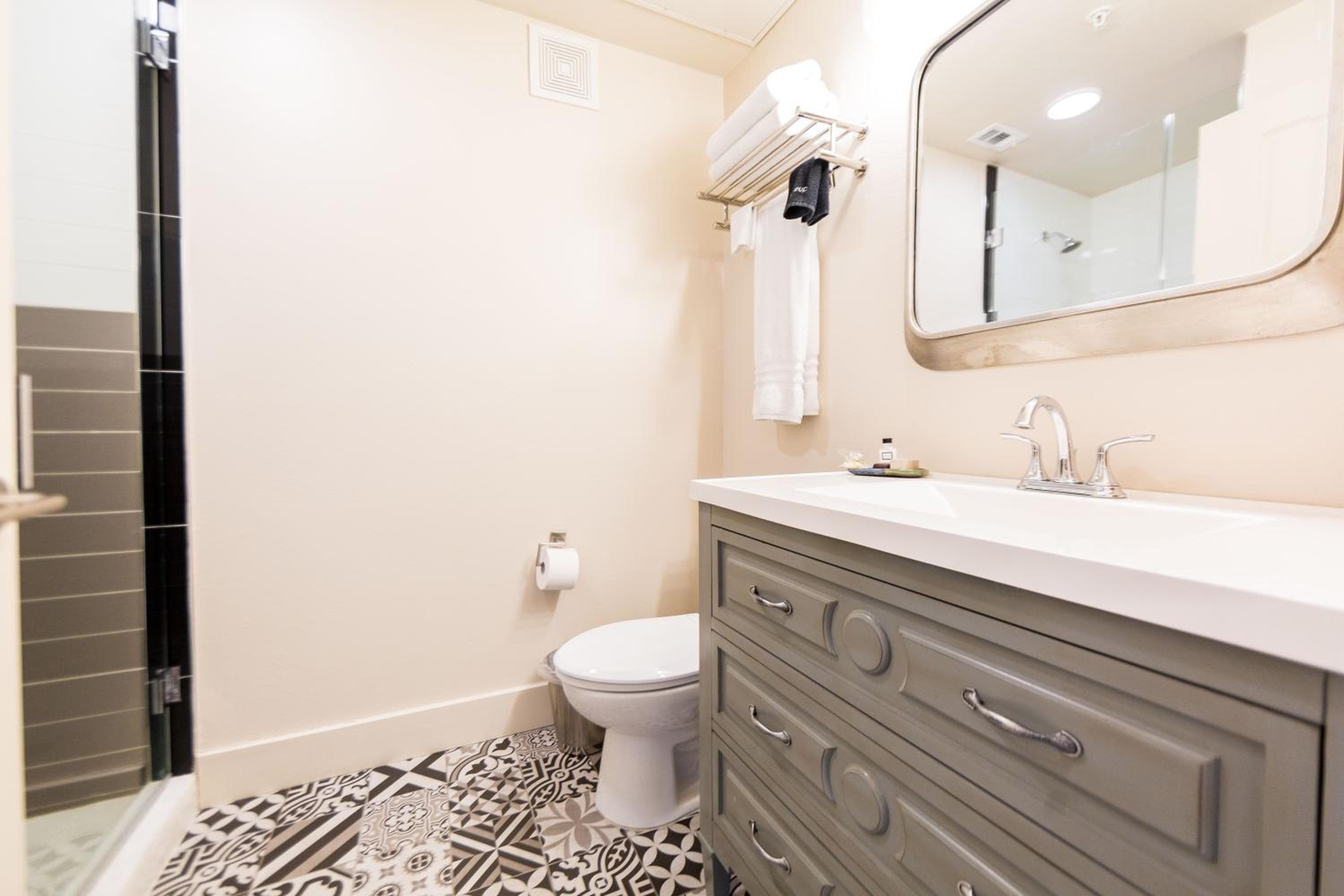 The Bishop Arts Hotel by Qresorts: bathroom