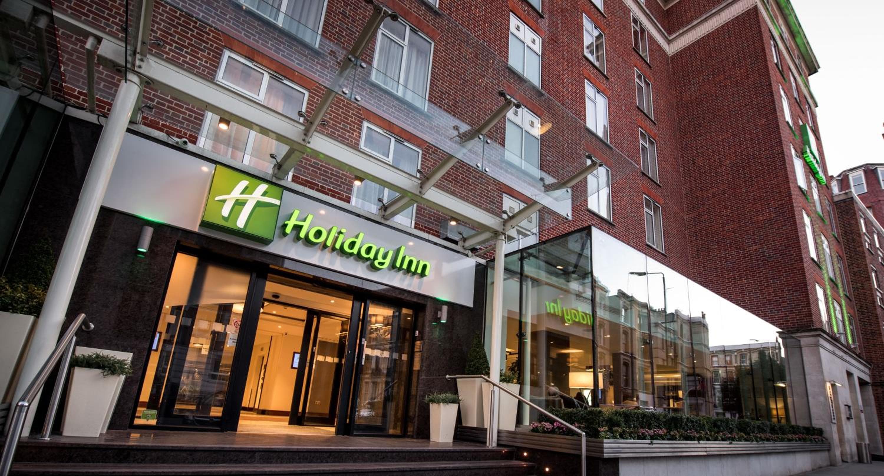 Holiday Inn London Kensington High St. by IHG: building