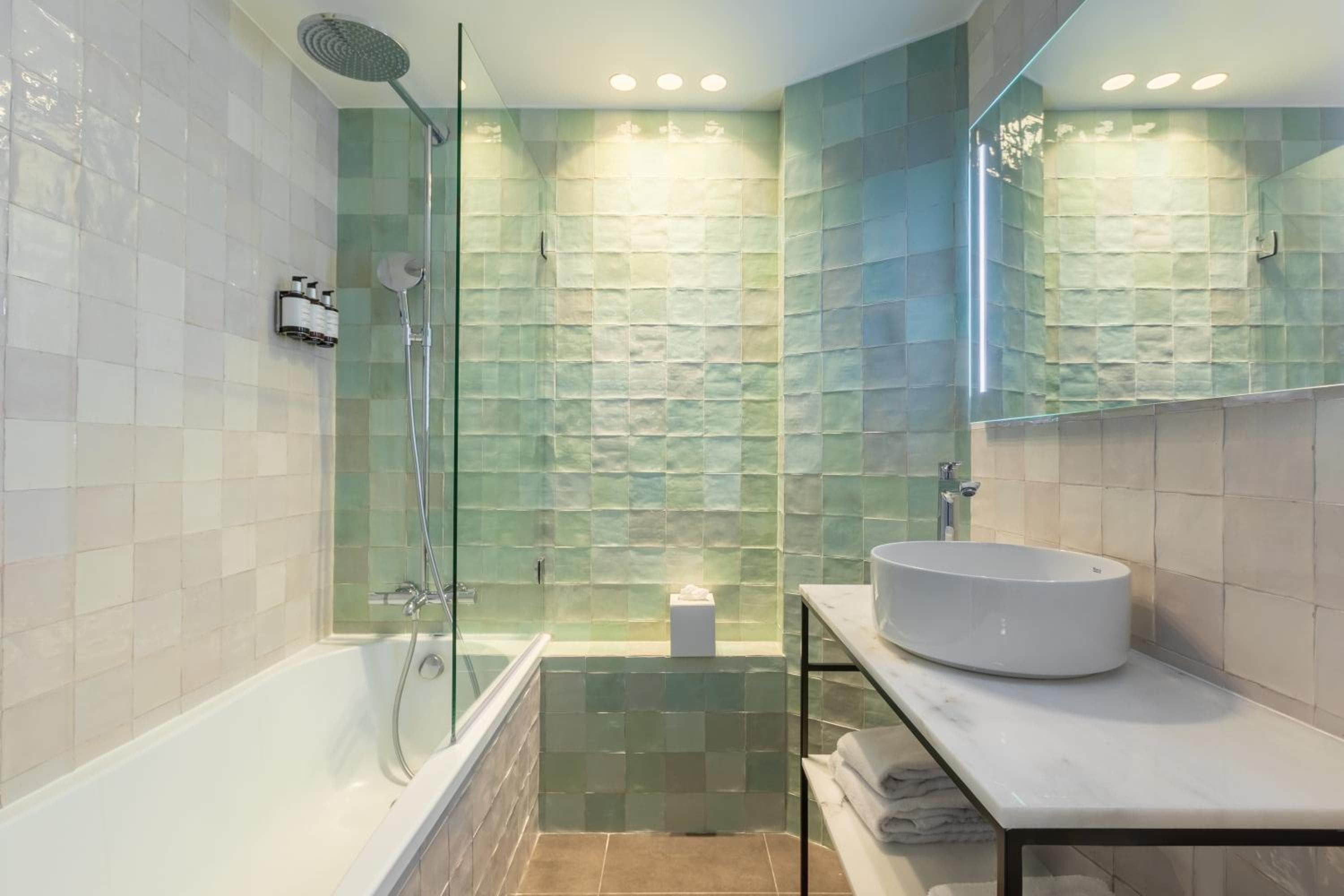 voco Paris Montparnasse by IHG: bathroom