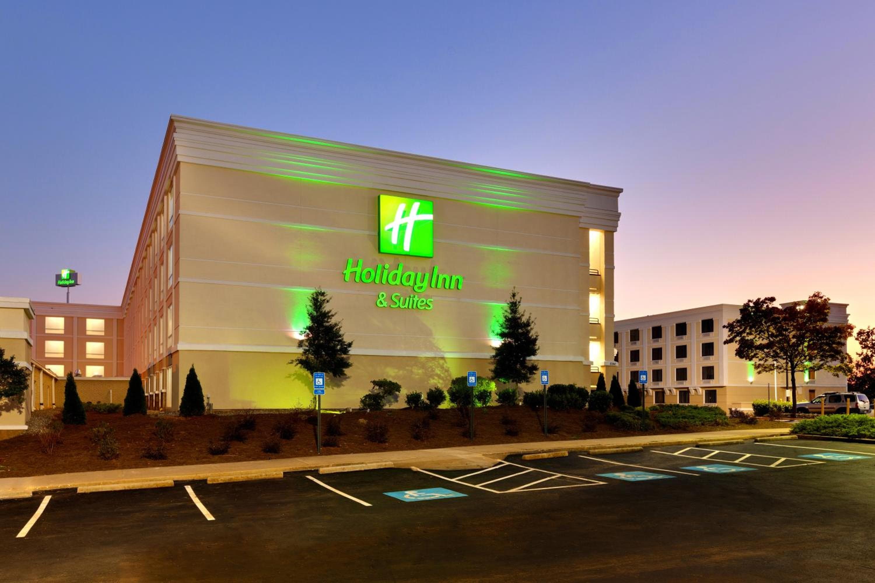 Holiday Inn & Suites Atlanta Airport North by IHG: building