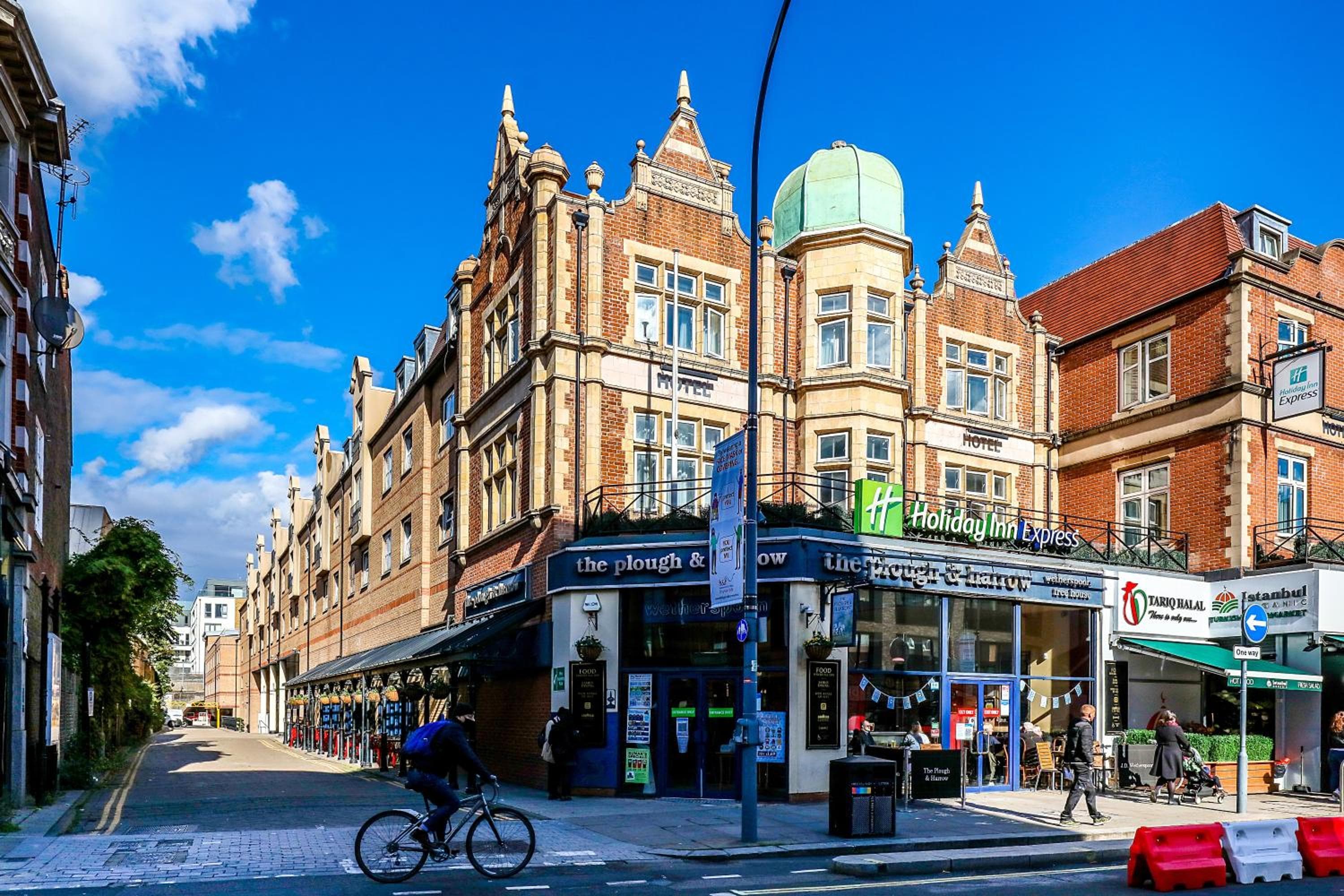Holiday Inn Express London-Hammersmith by IHG: building