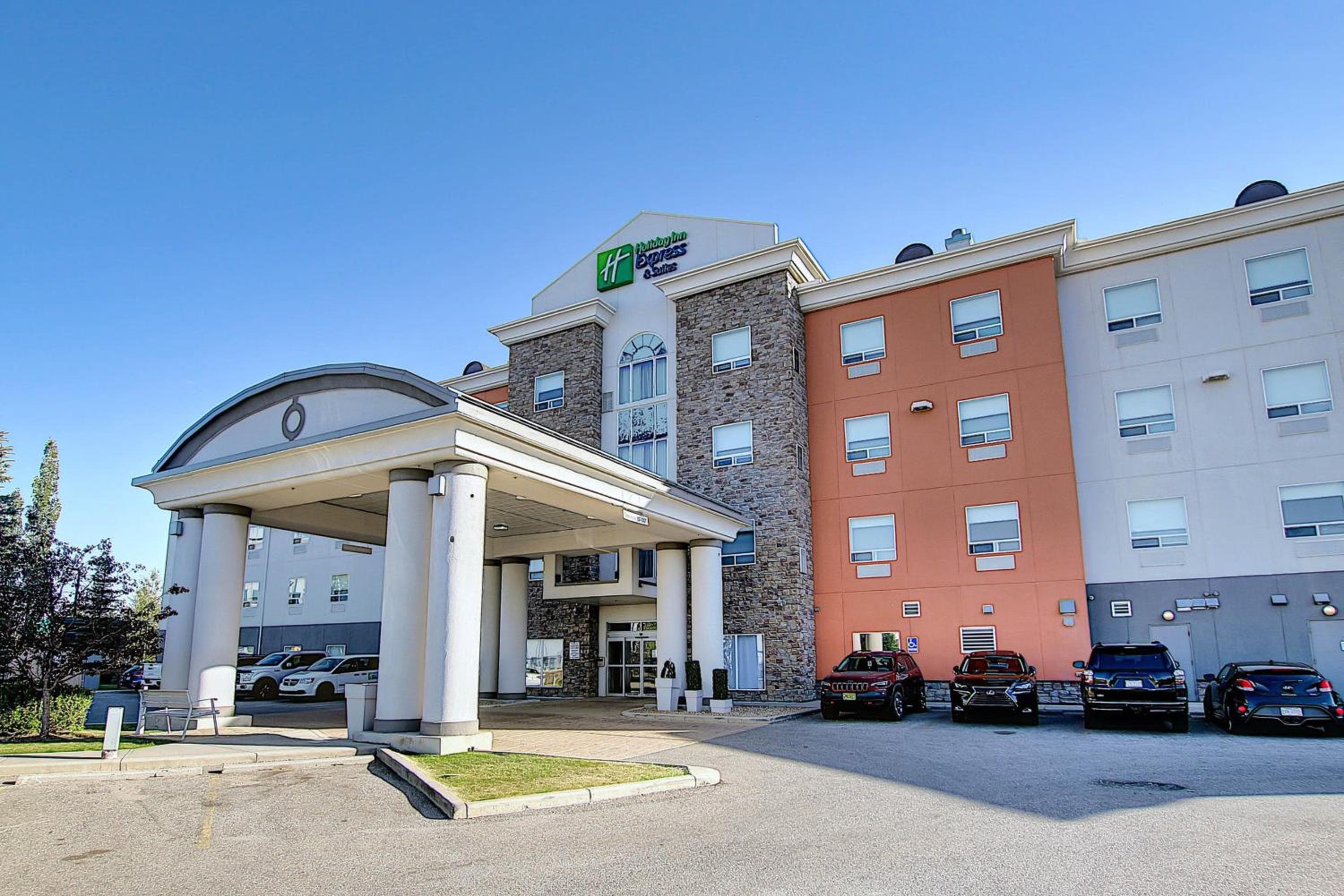 Holiday Inn Express Airport Calgary by IHG: building