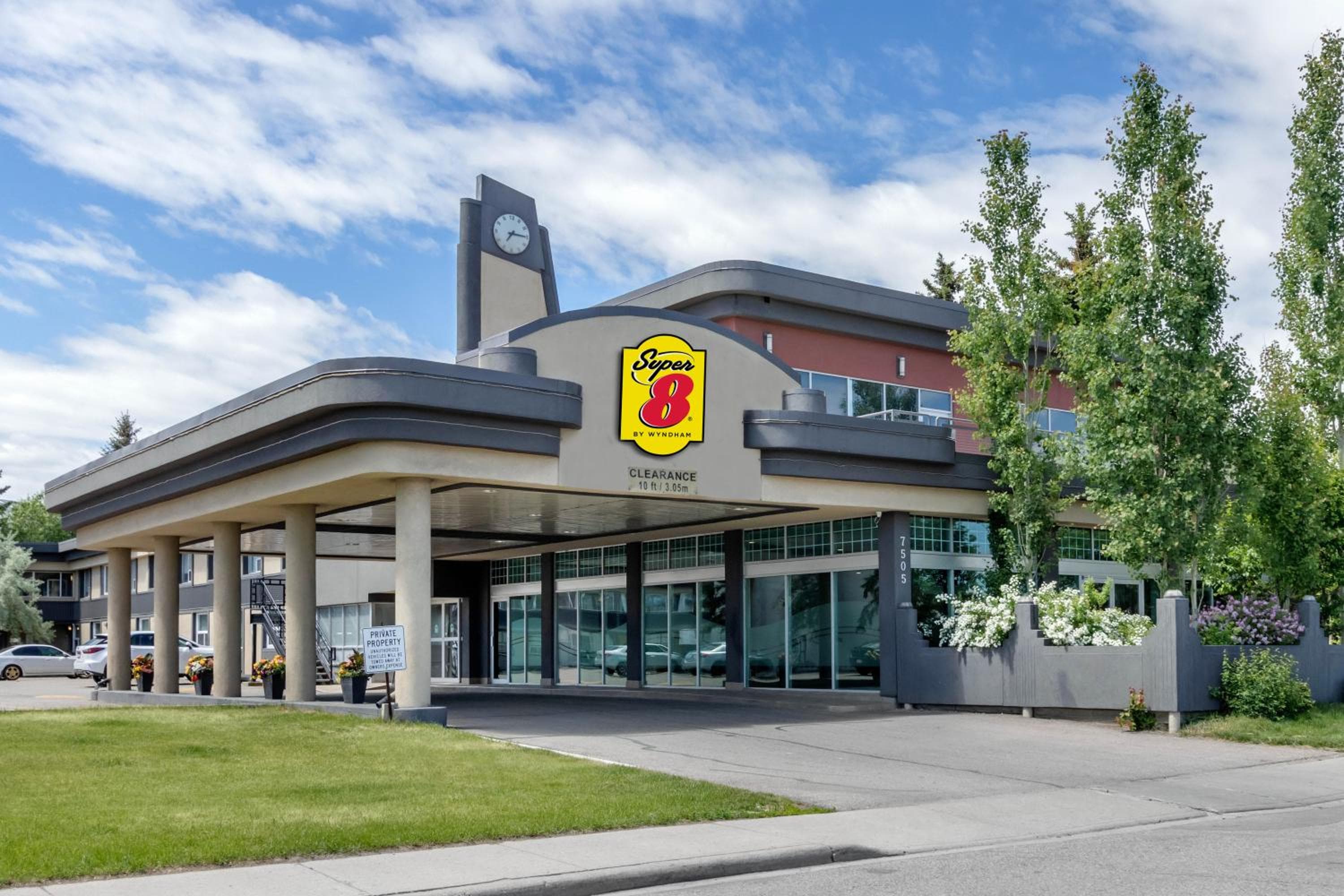 Super 8 by Wyndham Macleod Trail Calgary: building