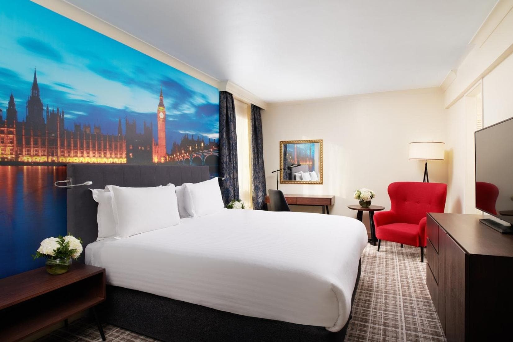 Millennium Hotel and Conference Centre Gloucester London: hotel room