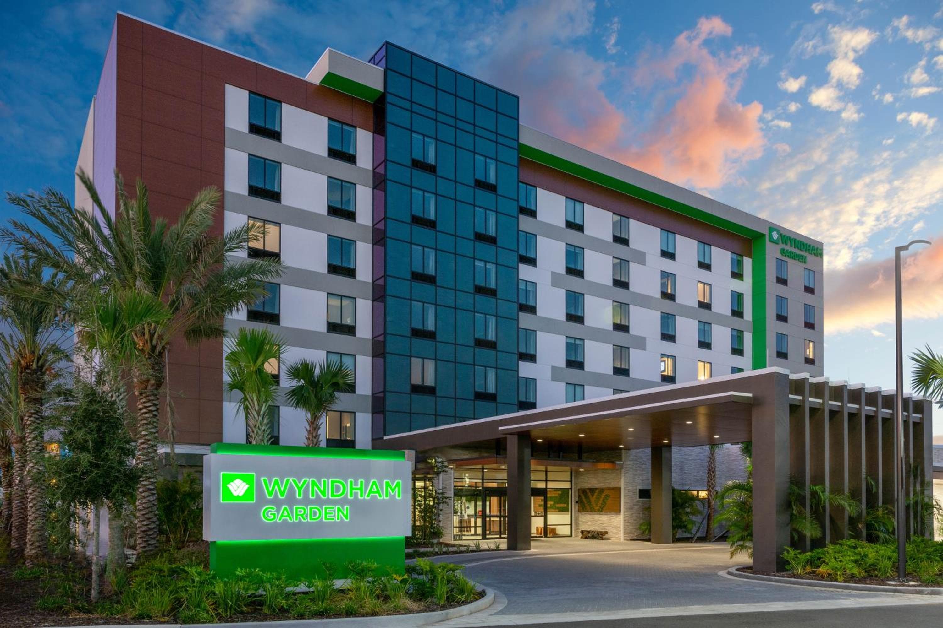 Wyndham Garden Orlando Universal / I Drive: building