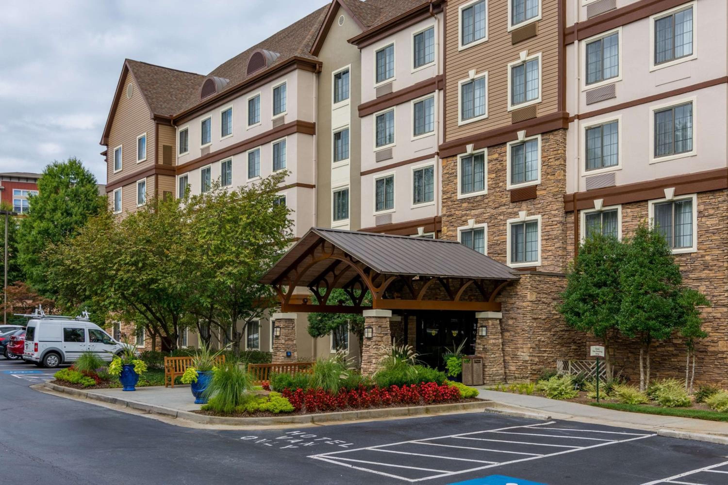 Sonesta ES Suites Atlanta Perimeter Center: building