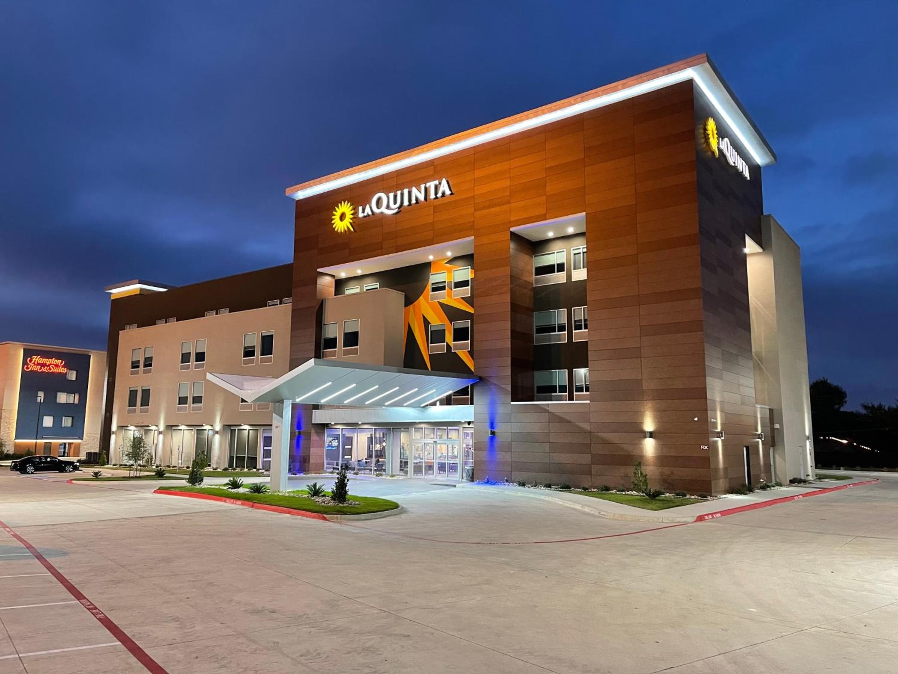 La Quinta Inn & Suites by Wyndham Dallas/Fairpark: building
