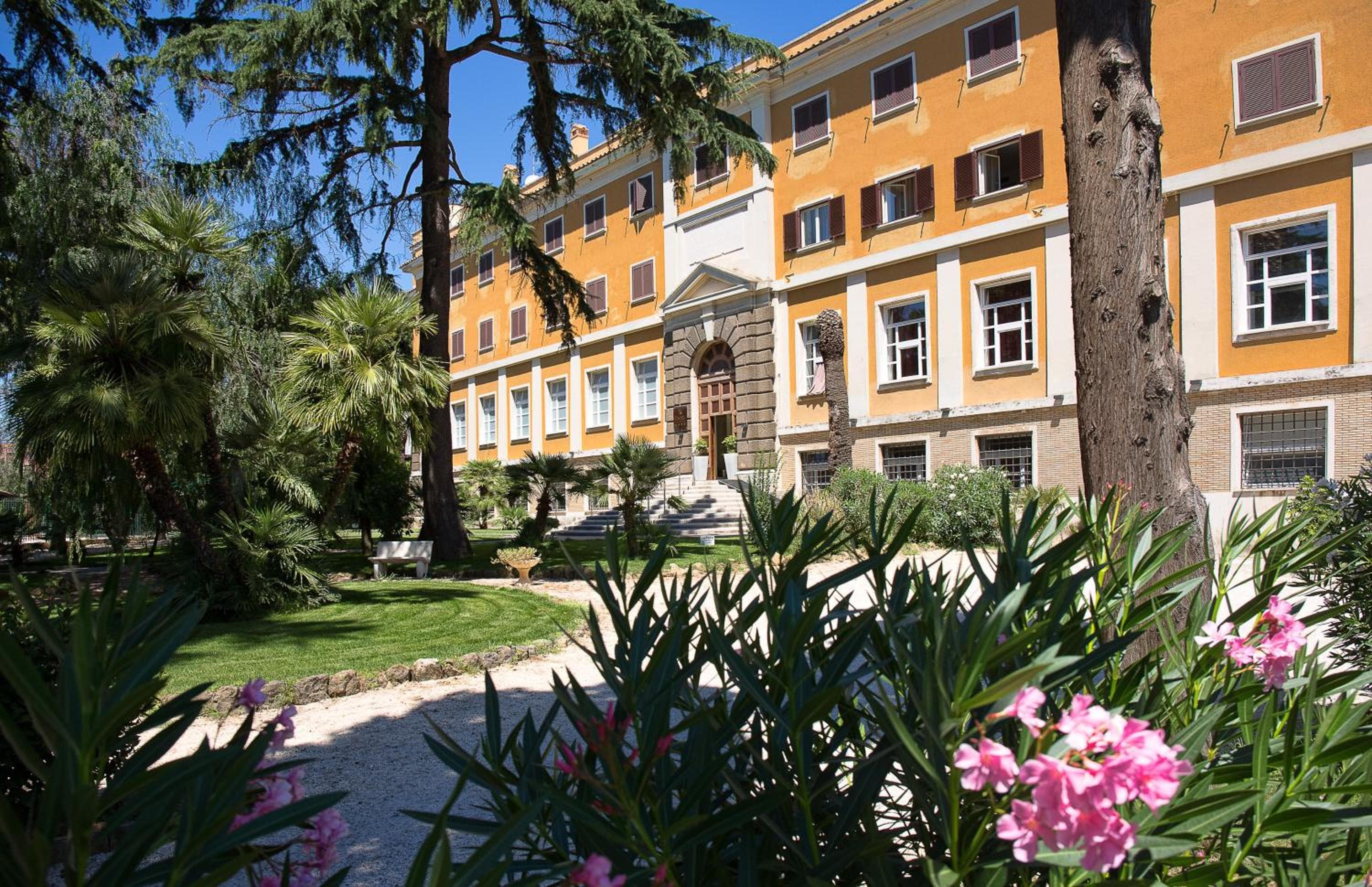 LH Hotel Excel Roma Montemario: building