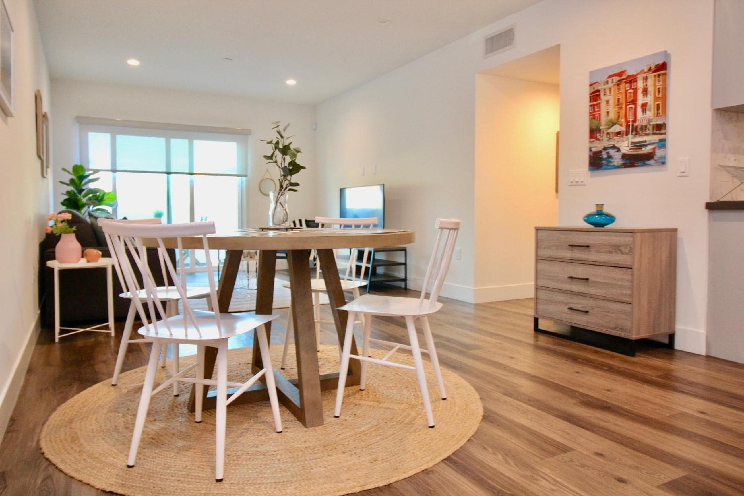 Los Angeles Premium City Suites - Free Secured Parking: dining