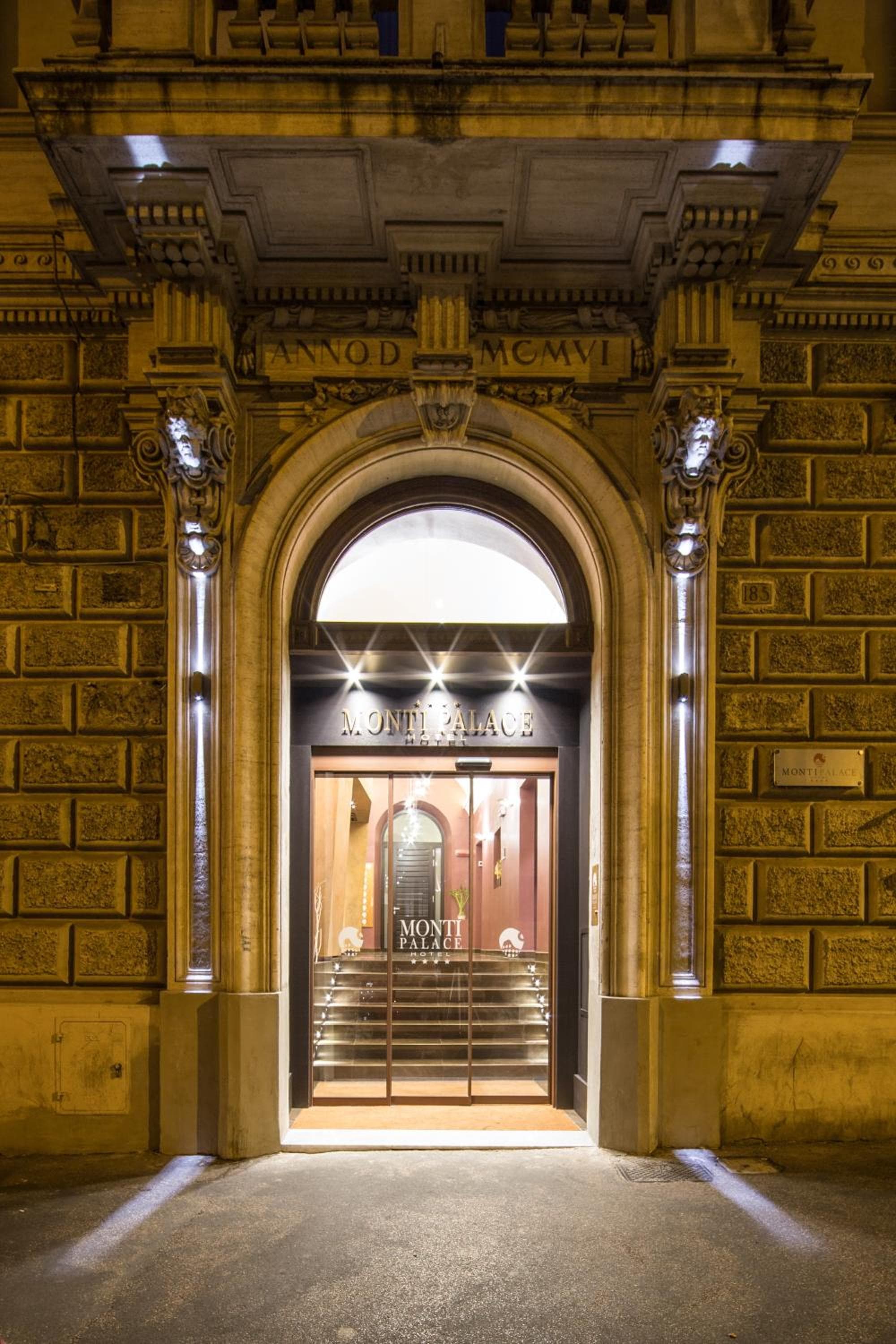Monti Palace Hotel: building