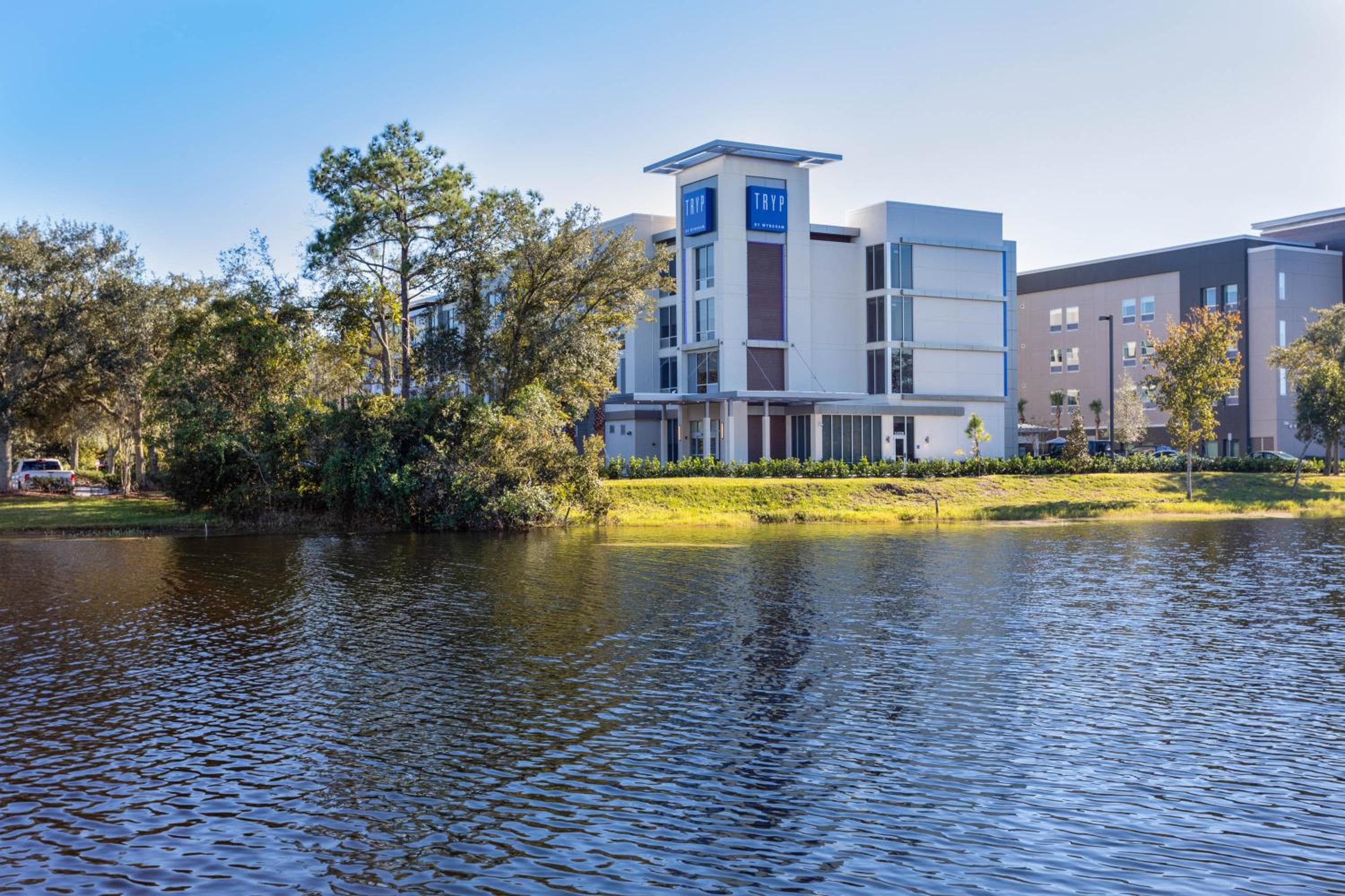 TRYP by Wyndham Orlando: building