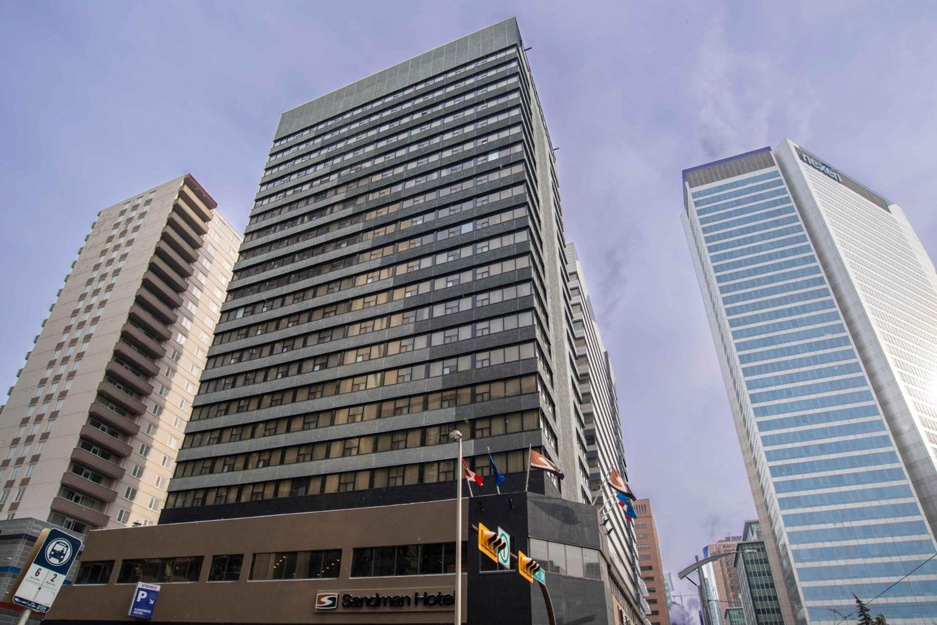 Sandman Signature Calgary Downtown Hotel: building