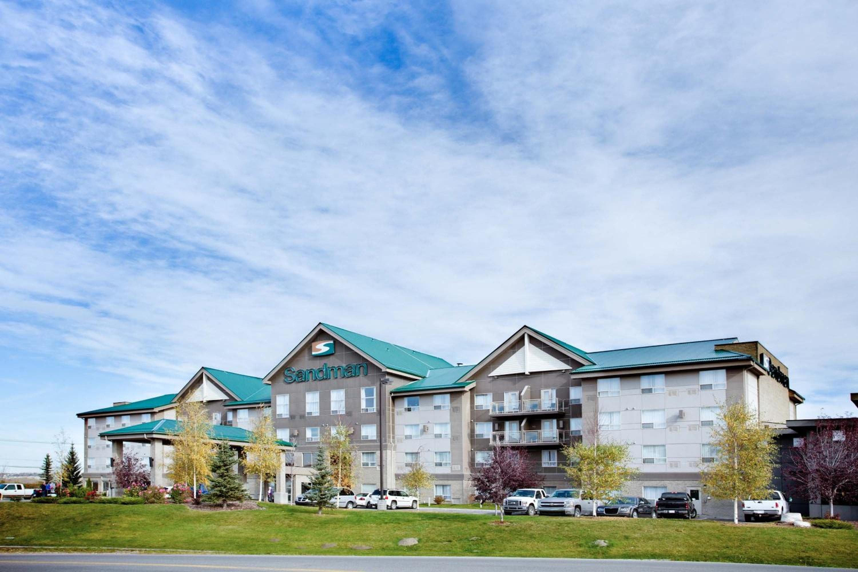 Sandman Hotel & Suites Calgary West: building