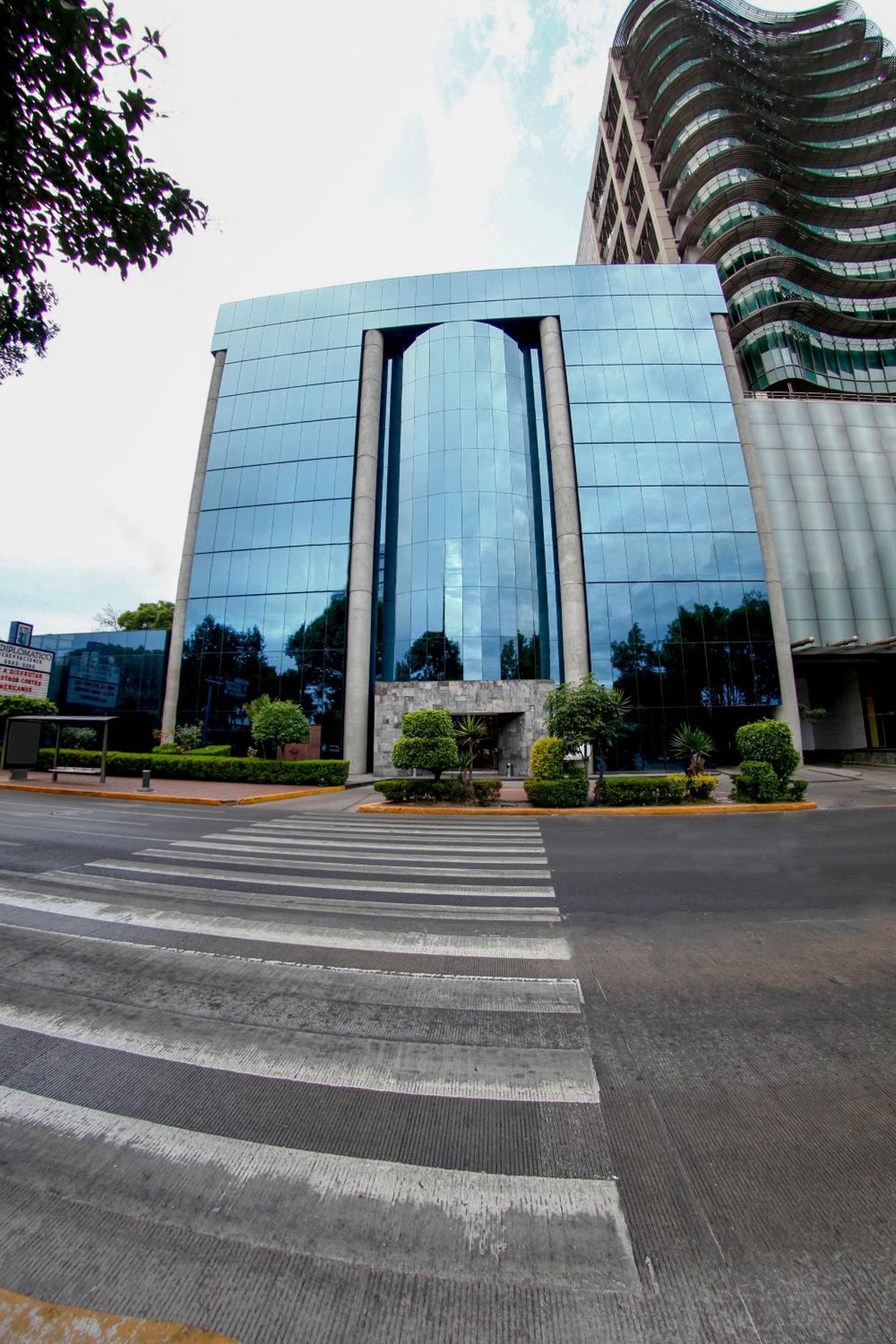 El Diplomatico: building