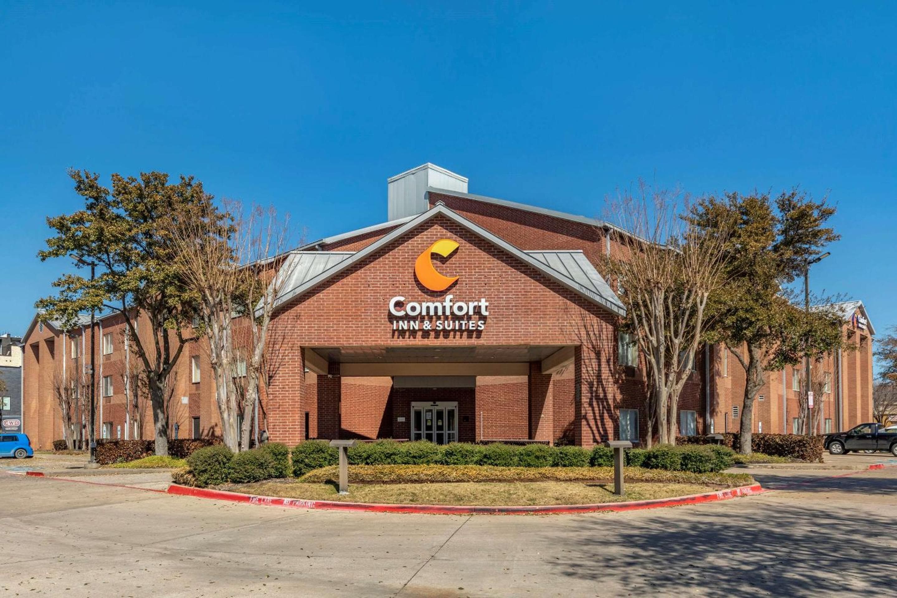 Comfort Inn & Suites North Dallas-Addison: building