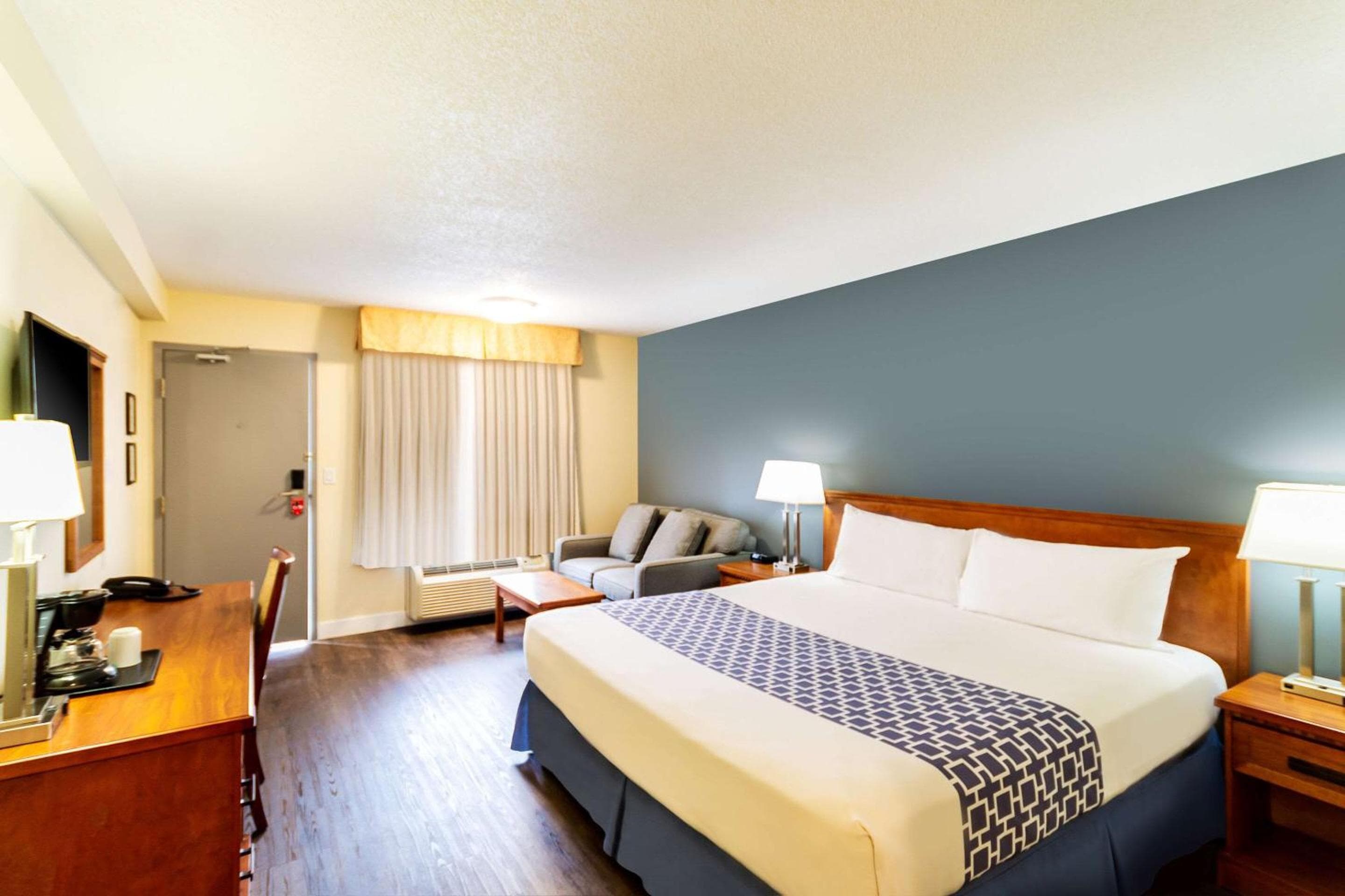Econo Lodge Inn & Suites Calgary - University