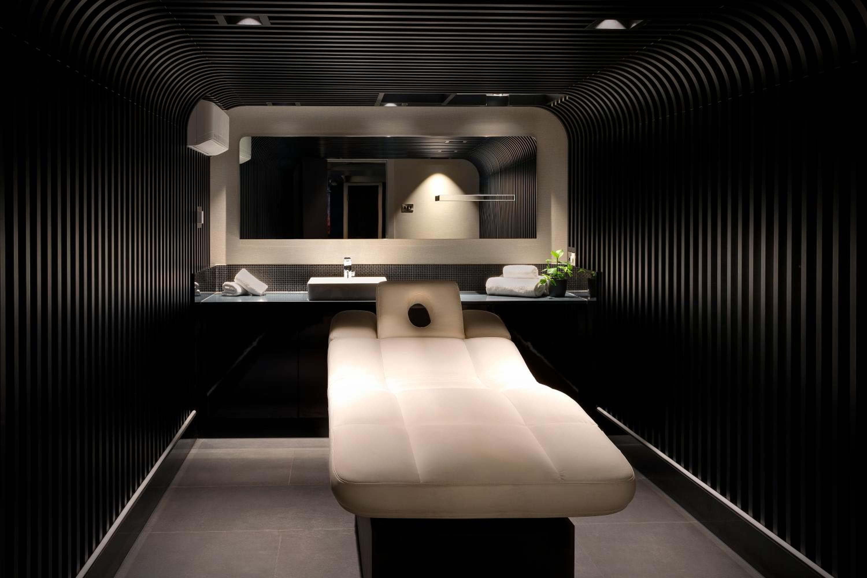 NYX Hotel London Holborn by Leonardo Hotels: hotel reception
