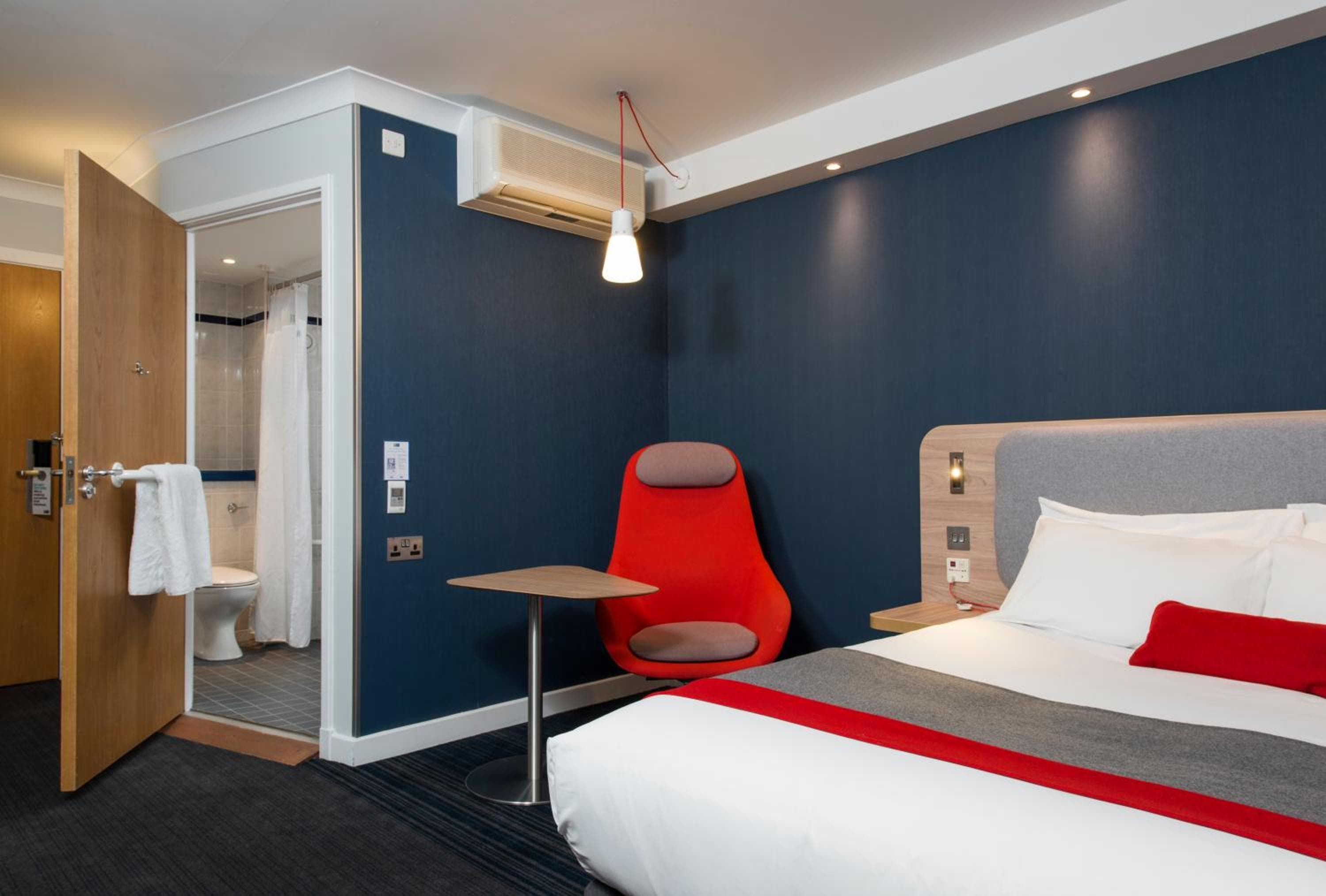 Holiday Inn Express London-Hammersmith by IHG: hotel room