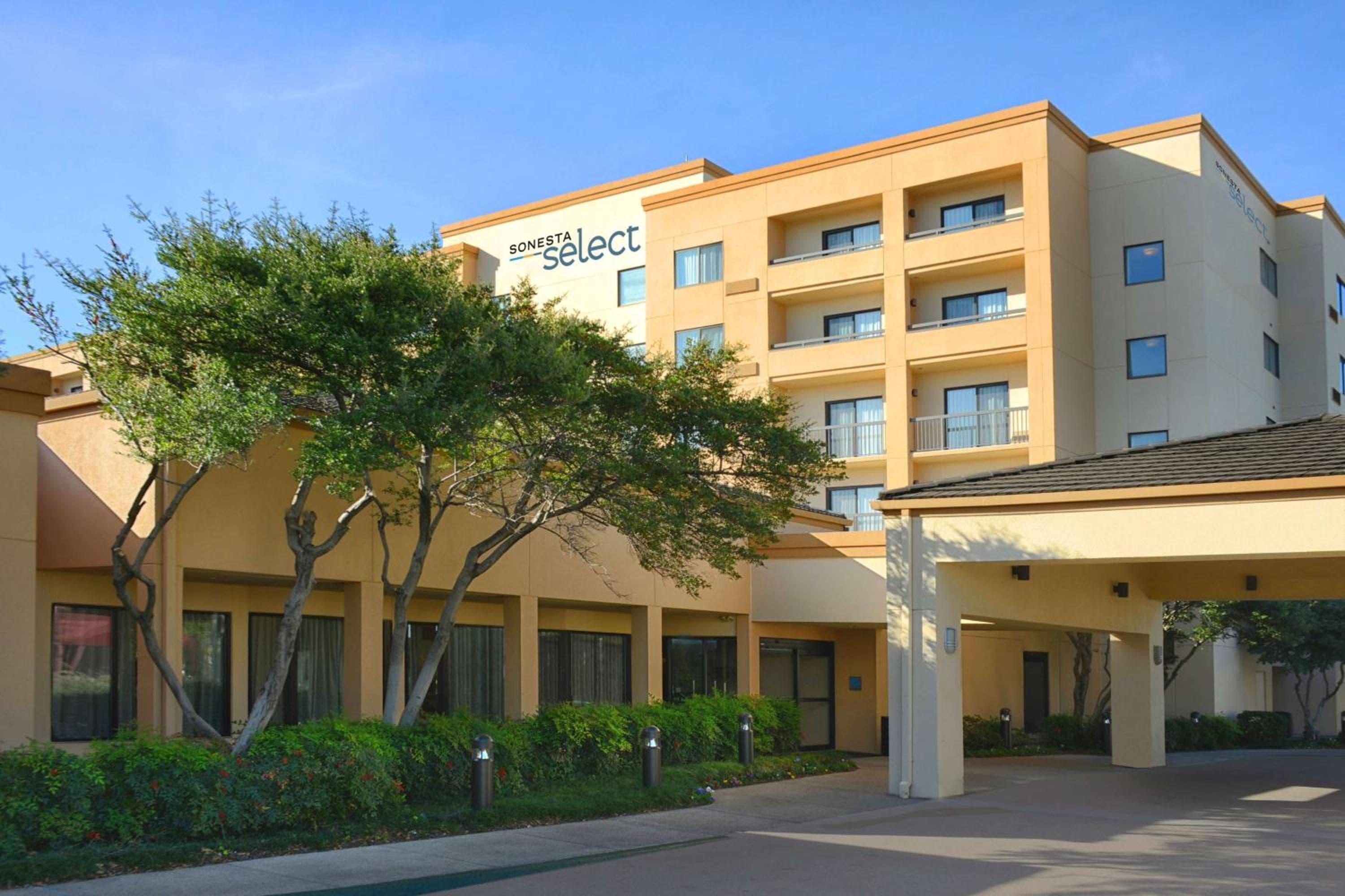 Sonesta Select Dallas Central Expressway: building