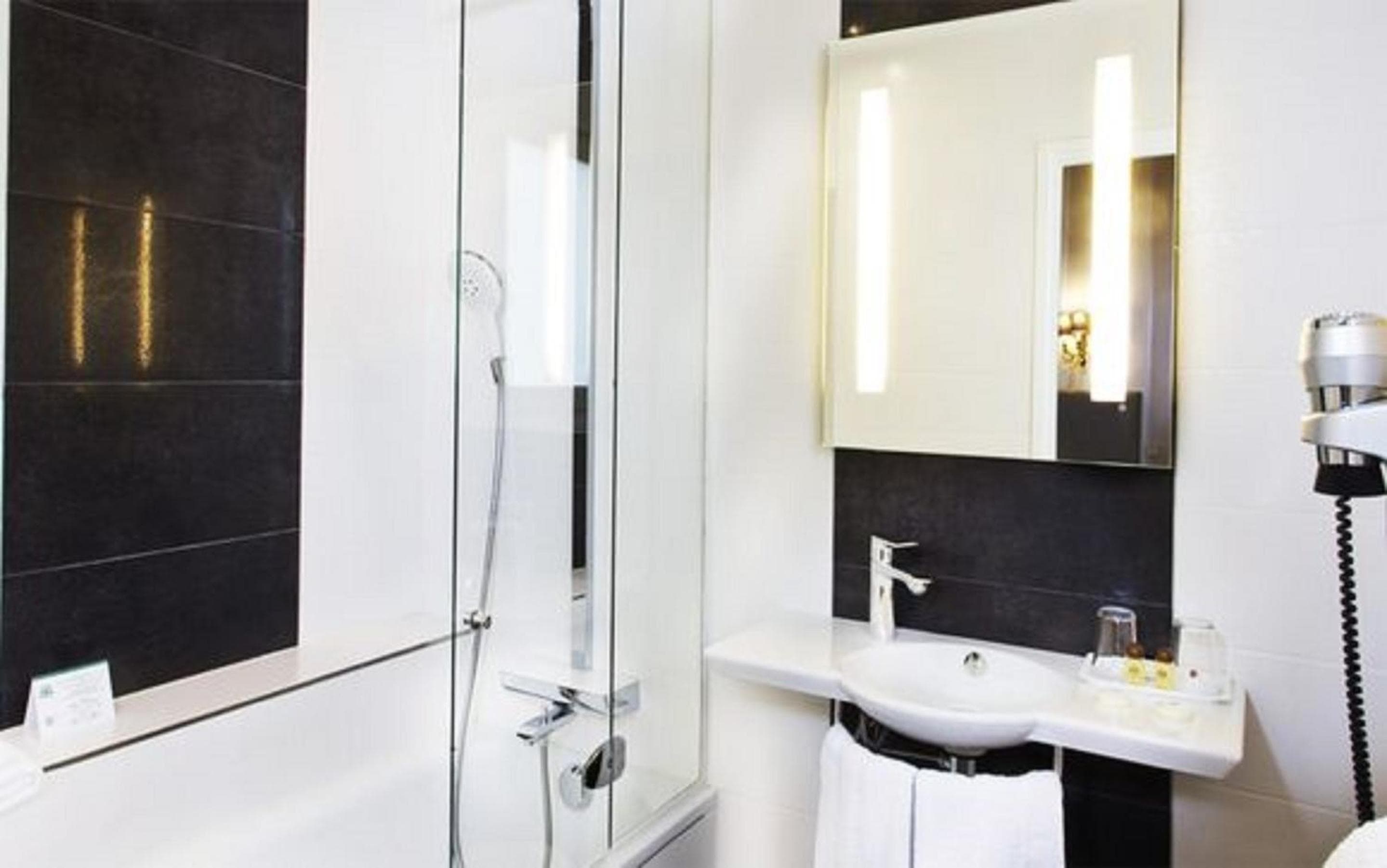 Hôtel Saint-Pétersbourg Opéra & Spa: bathroom