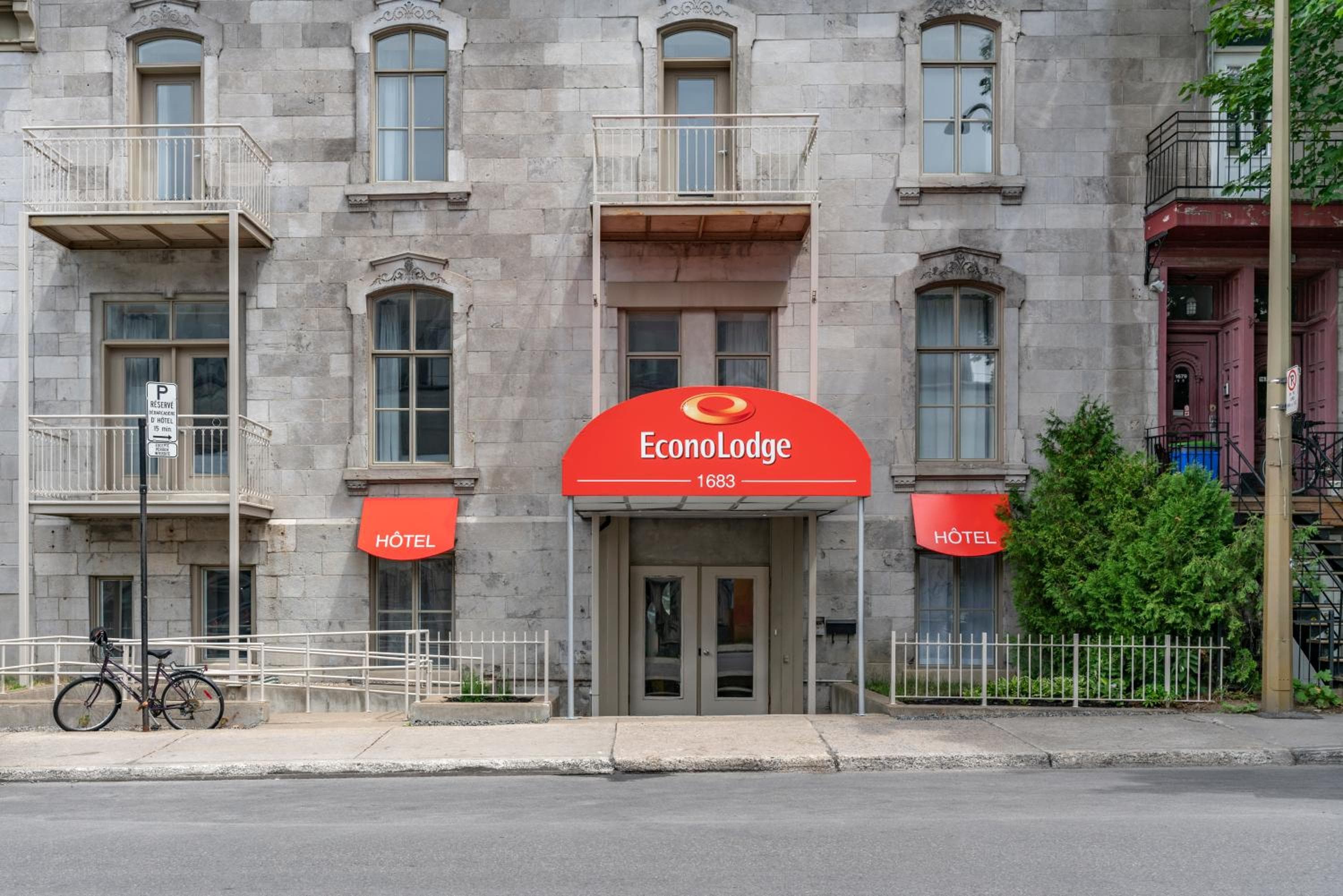 Econo Lodge: building