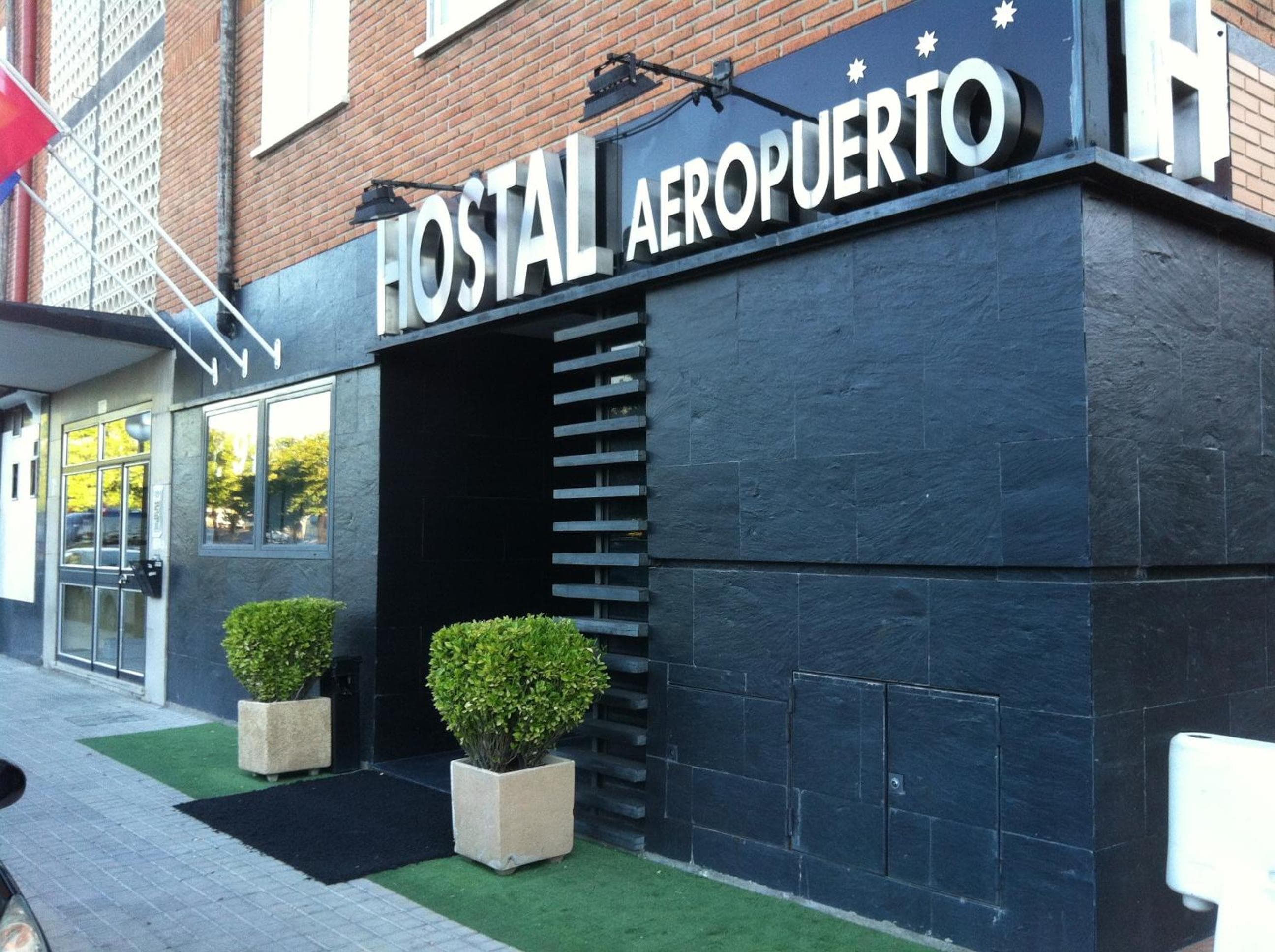 Hostal Aeropuerto: building